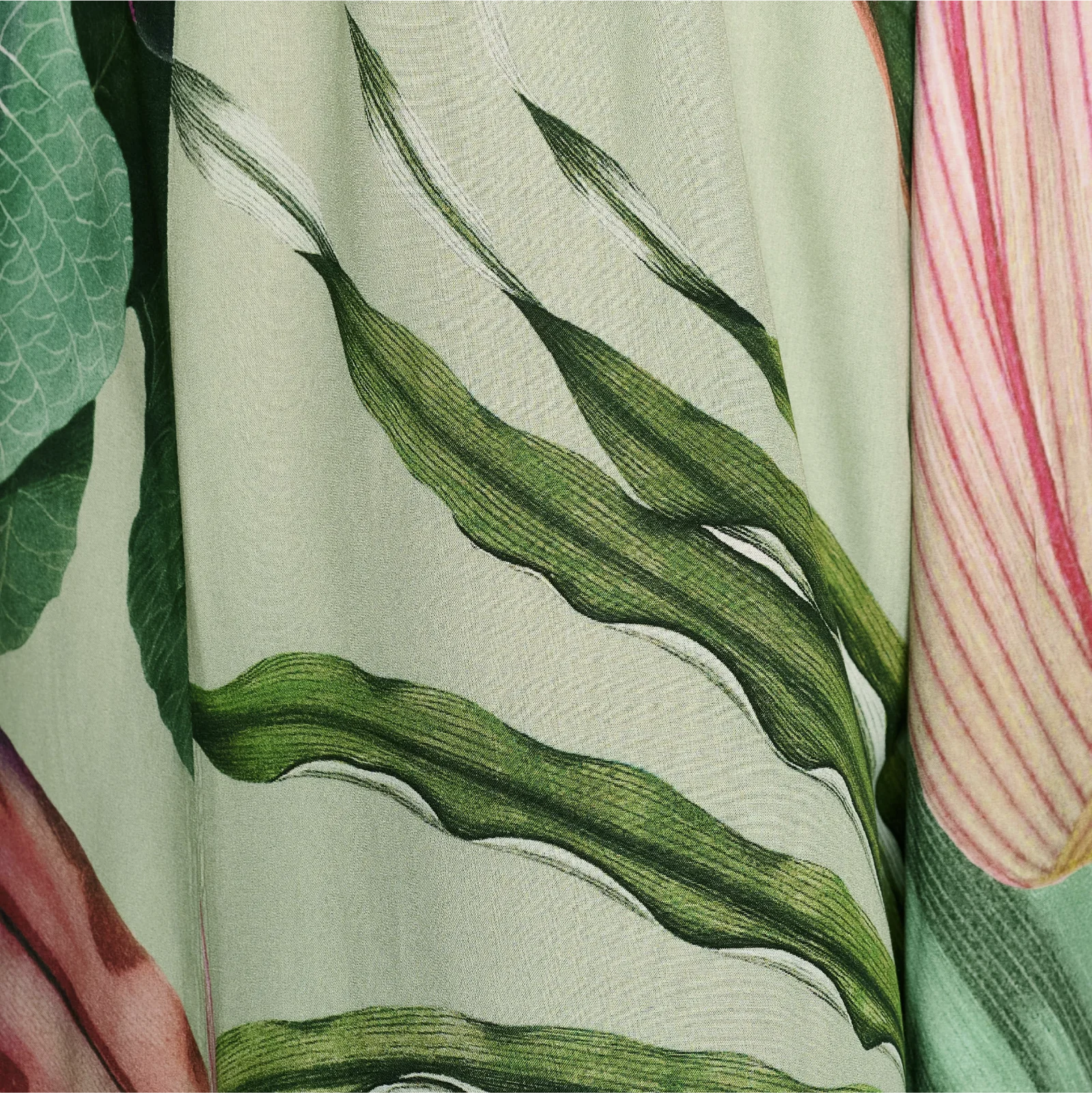 Grünes und rosa tropisches Blattmuster auf Stoff von MYMARINI.