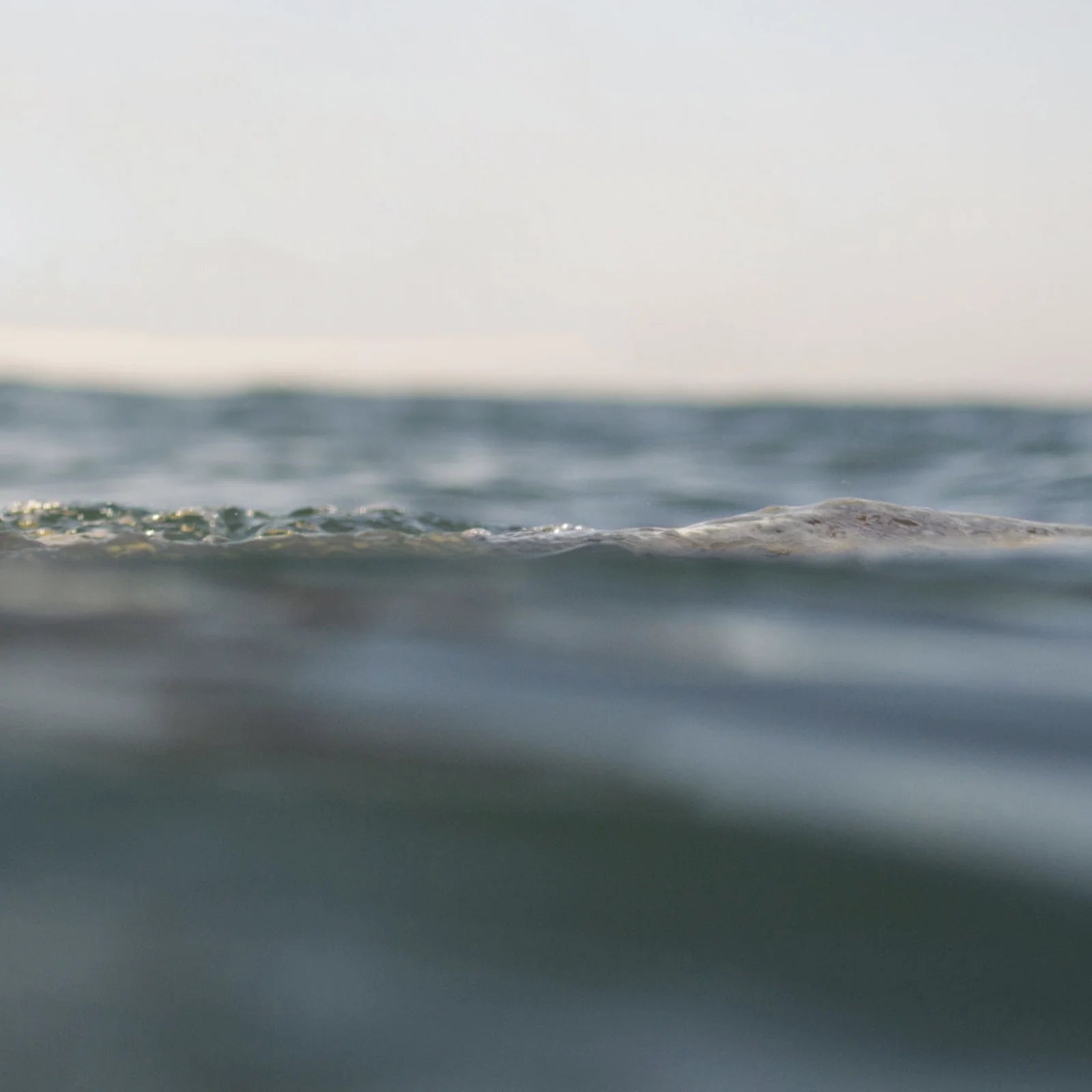Ruhige Meeresoberfläche bei Sonnenuntergang, keine Bademode von MYMARINI sichtbar.