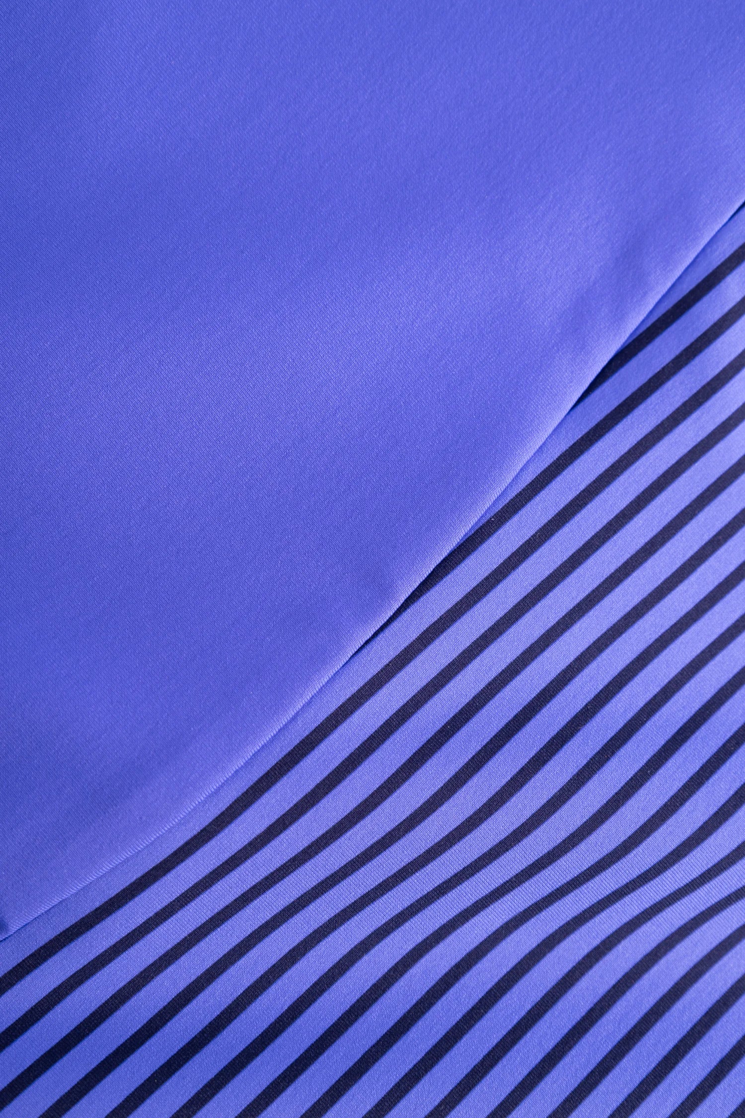 Stoff in Blau: einfarbig und gestreift. Teil eines MYMARINI Badeanzugs.#color_blueberry-striped