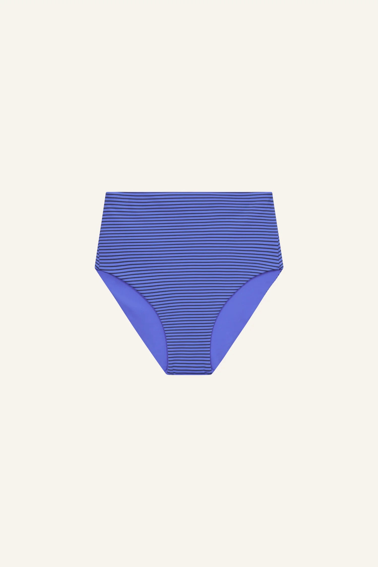 MYMARINI Bikinihose mit Streifenmuster, hoher Beinausschnitt, in Blau auf hellem Hintergrund.#color_blueberry-striped
