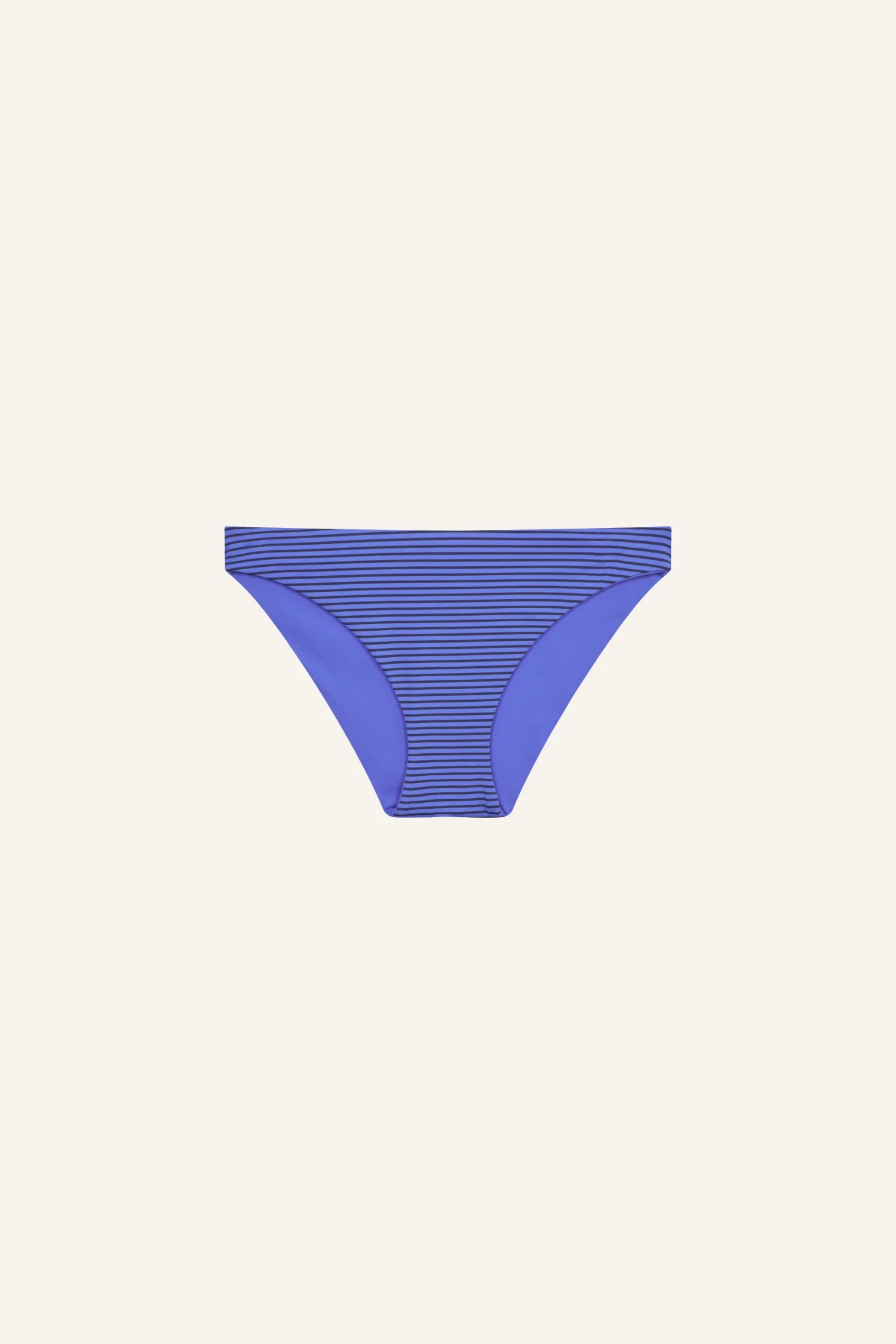 MYMARINI Bikinihose in Blau mit Streifen, Mid rise Schnitt, auf hellem Hintergrund.#color_blueberry-striped