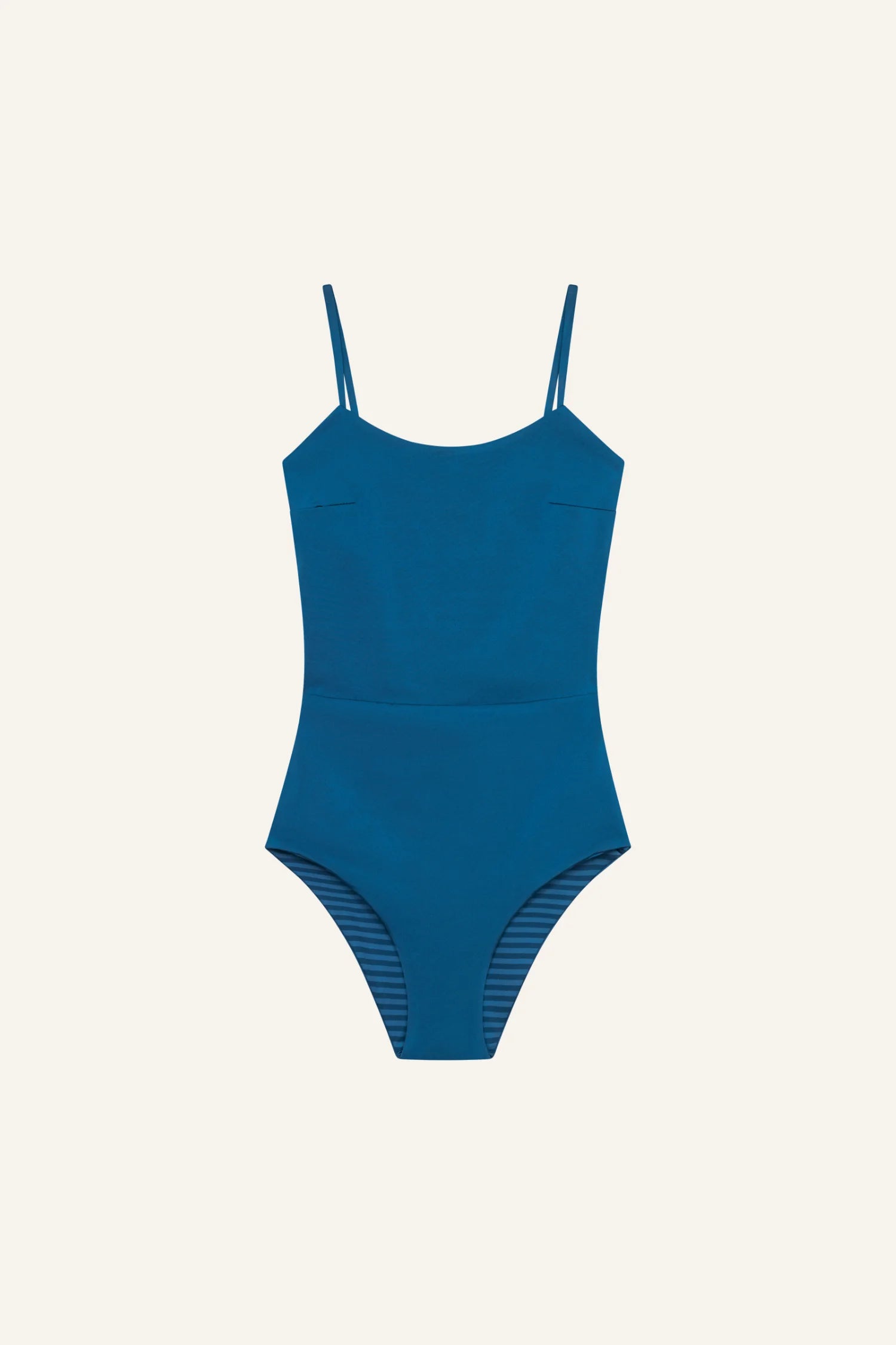 MYMARINI Badeanzug One-Piece in Blau, dünne Träger, U-Ausschnitt, klare Linien, innere Beinabschlüsse gestreift sichtbar.#color_cave-striped