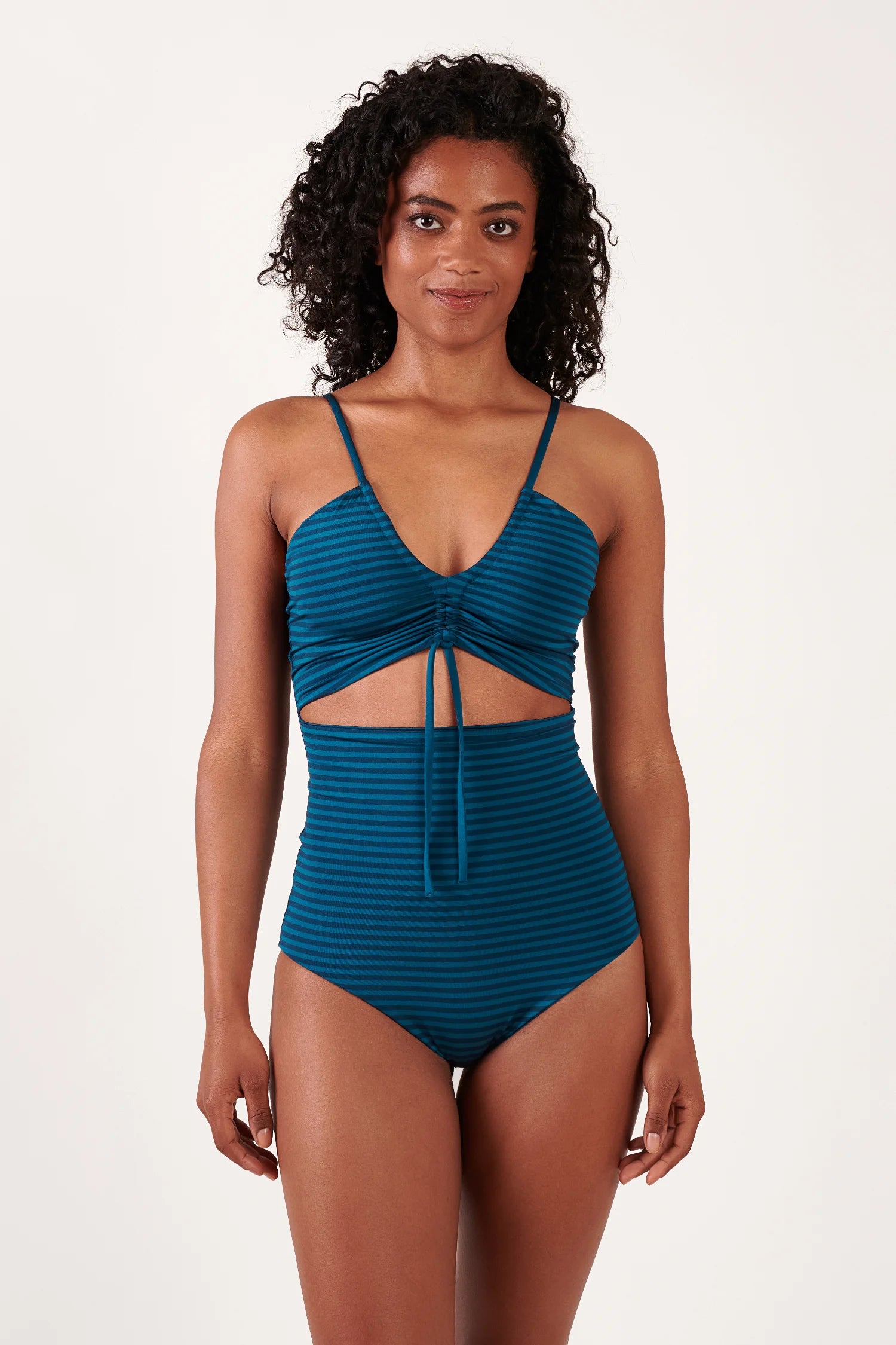 MYMARINI Bikinitop mit dünnen Trägern, zentral gerafft mit Bindeband; passende hochgeschnittene Bikinihose mit Streifen.#color_cave-stripe