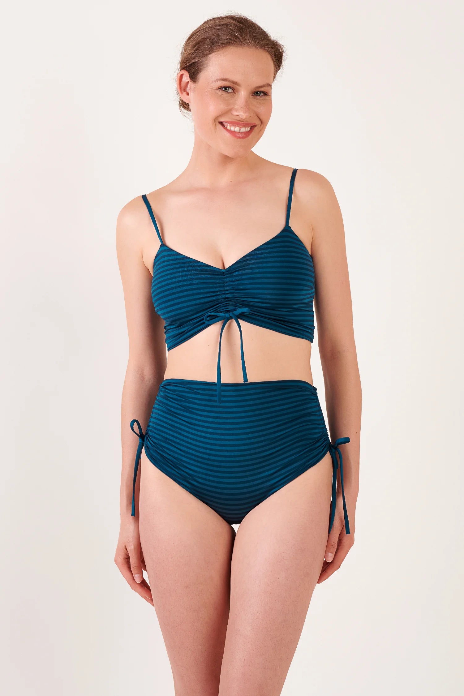 MYMARINI Bikini: Oberteil mit Spaghettiträgern und Raffung, High-Waist-Hose mit Bindebändern, blau gestreift.#color_cave-stripe