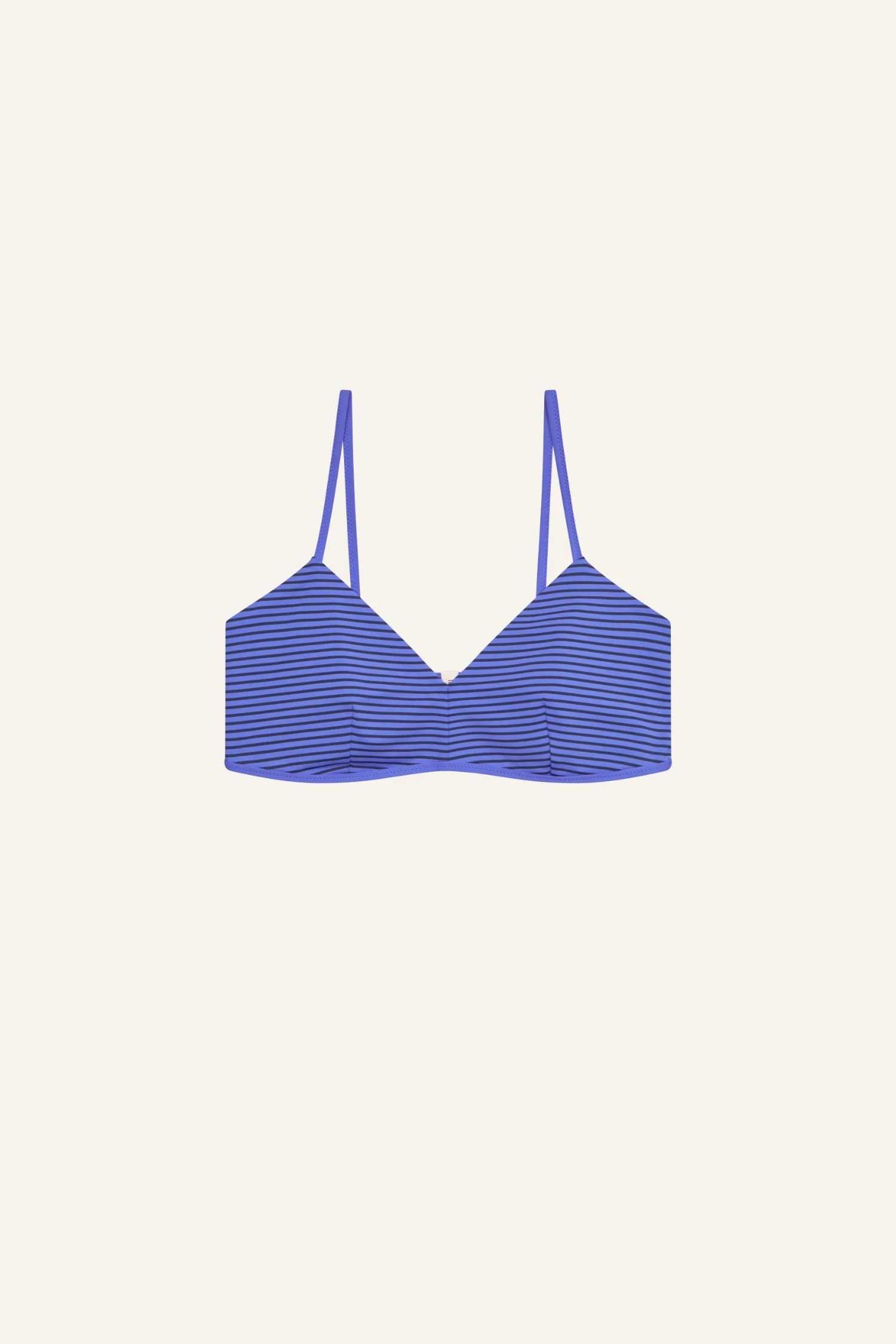 MYMARINI Bikinitop mit V-Ausschnitt und Spaghettiträgern in Blau mit Streifenmuster auf hellem Hintergrund.#color_blueberry-striped