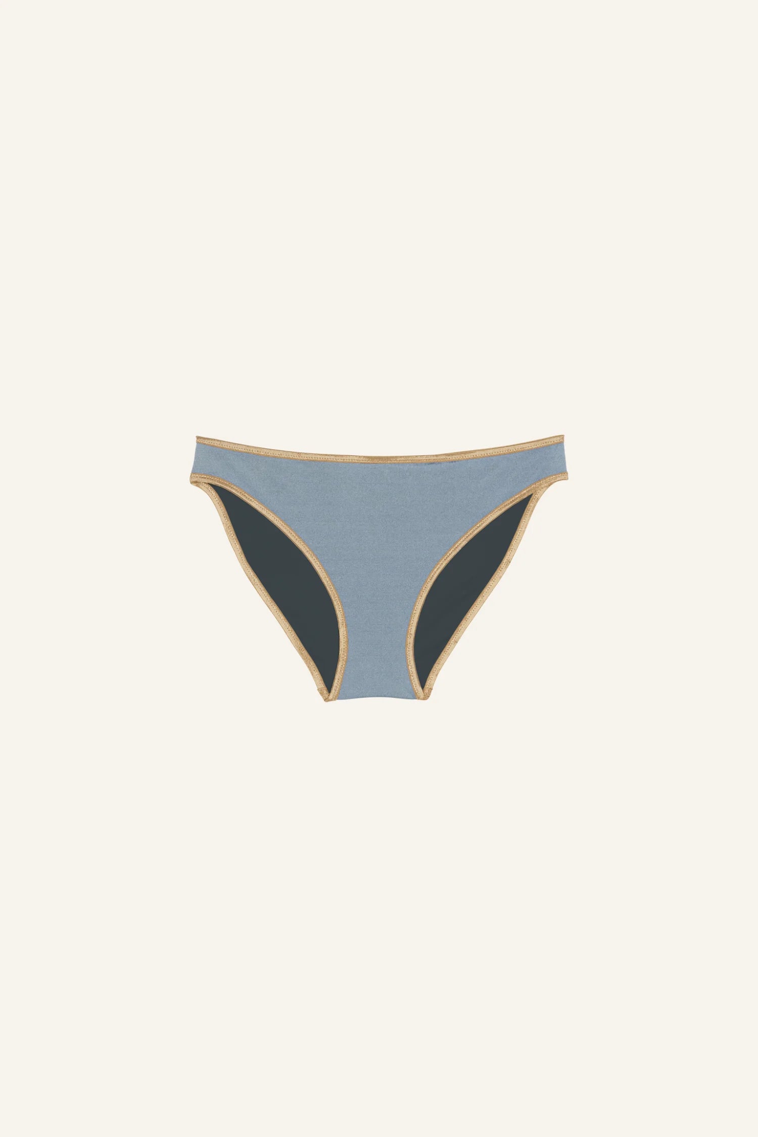 MYMARINI Bikinihose in Blau mit beigen Rändern, hoher Beinausschnitt, vor hellem Hintergrund.#color_crystal-grey