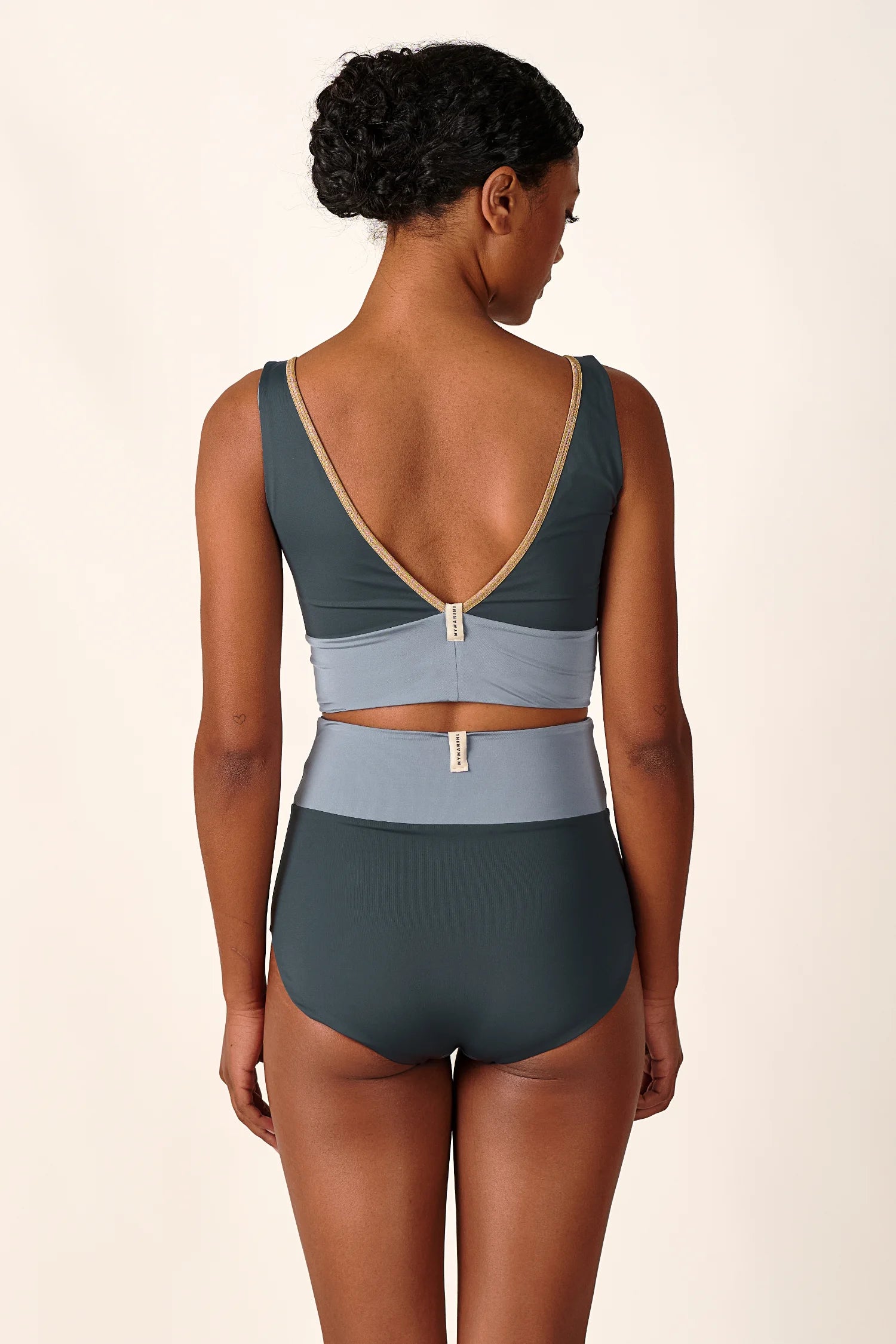 Bikinitop und Bikinihose von MYMARINI in dunklem Grün und Hellblau, hochgeschlossen mit tiefem Rückenausschnitt.#color_crystal-grey