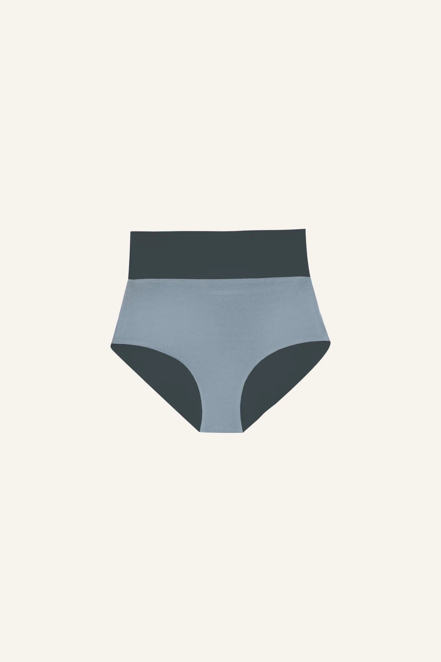 MYMARINI Bikinihose in Grau mit hohem Bund und tiefem Beinausschnitt auf hellem Hintergrund.#color_crystal-grey