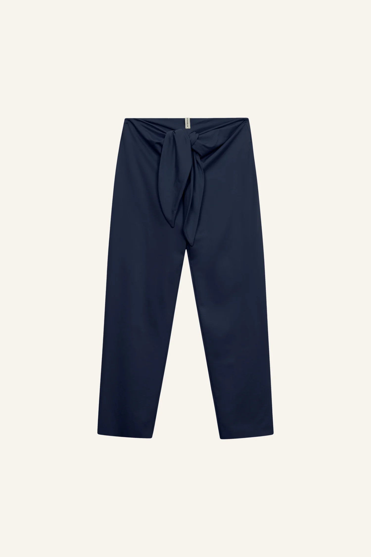 Dunkelblaue MYMARINI-Hose mit hohem Bund und Bindegürtel, vor hellem Hintergrund.#color_navy