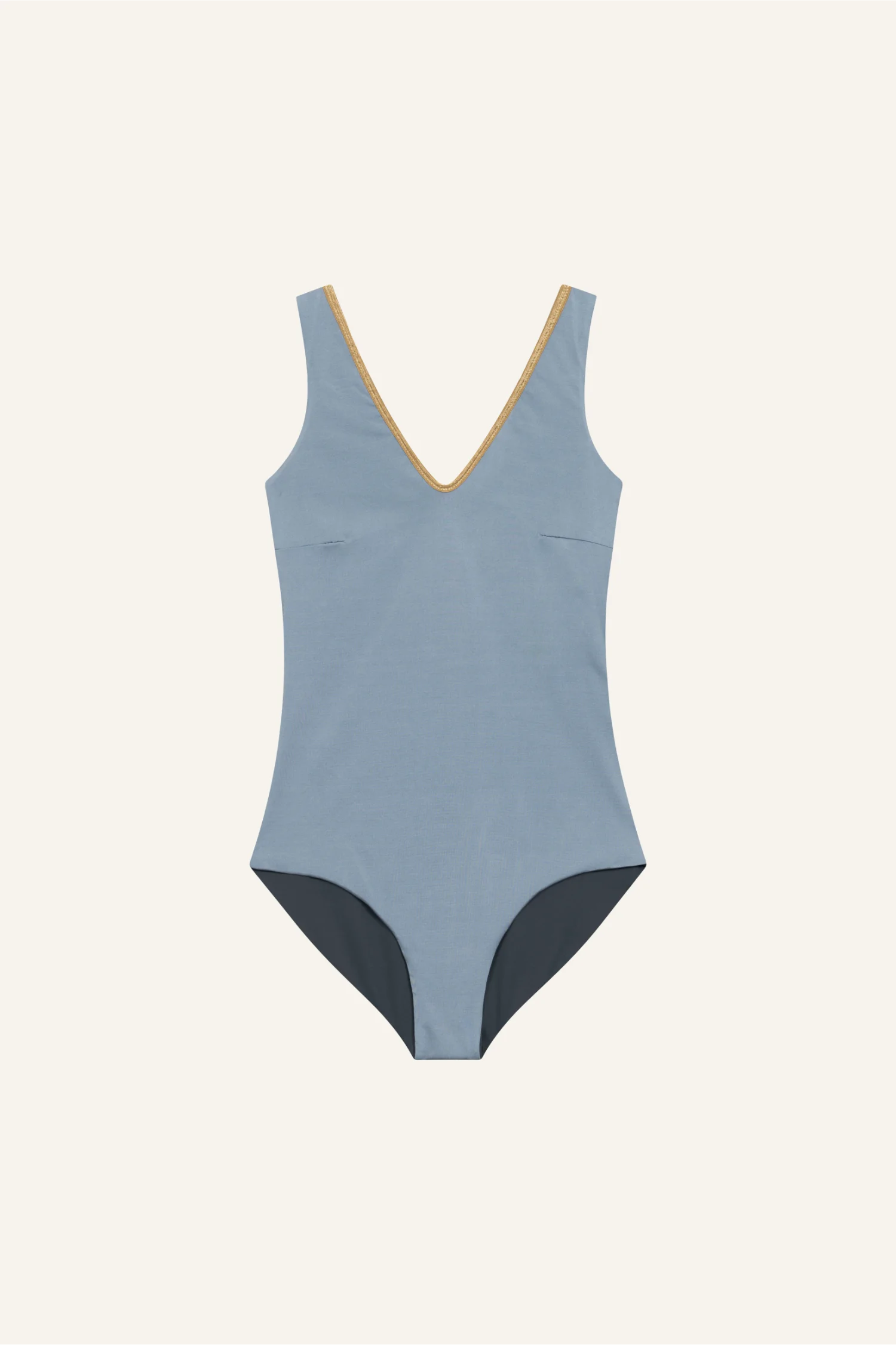 MYMARINI Badeanzug in Hellblau mit V-Ausschnitt und hohem Beinausschnitt auf cremefarbenem Hintergrund.#color_crystal-grey