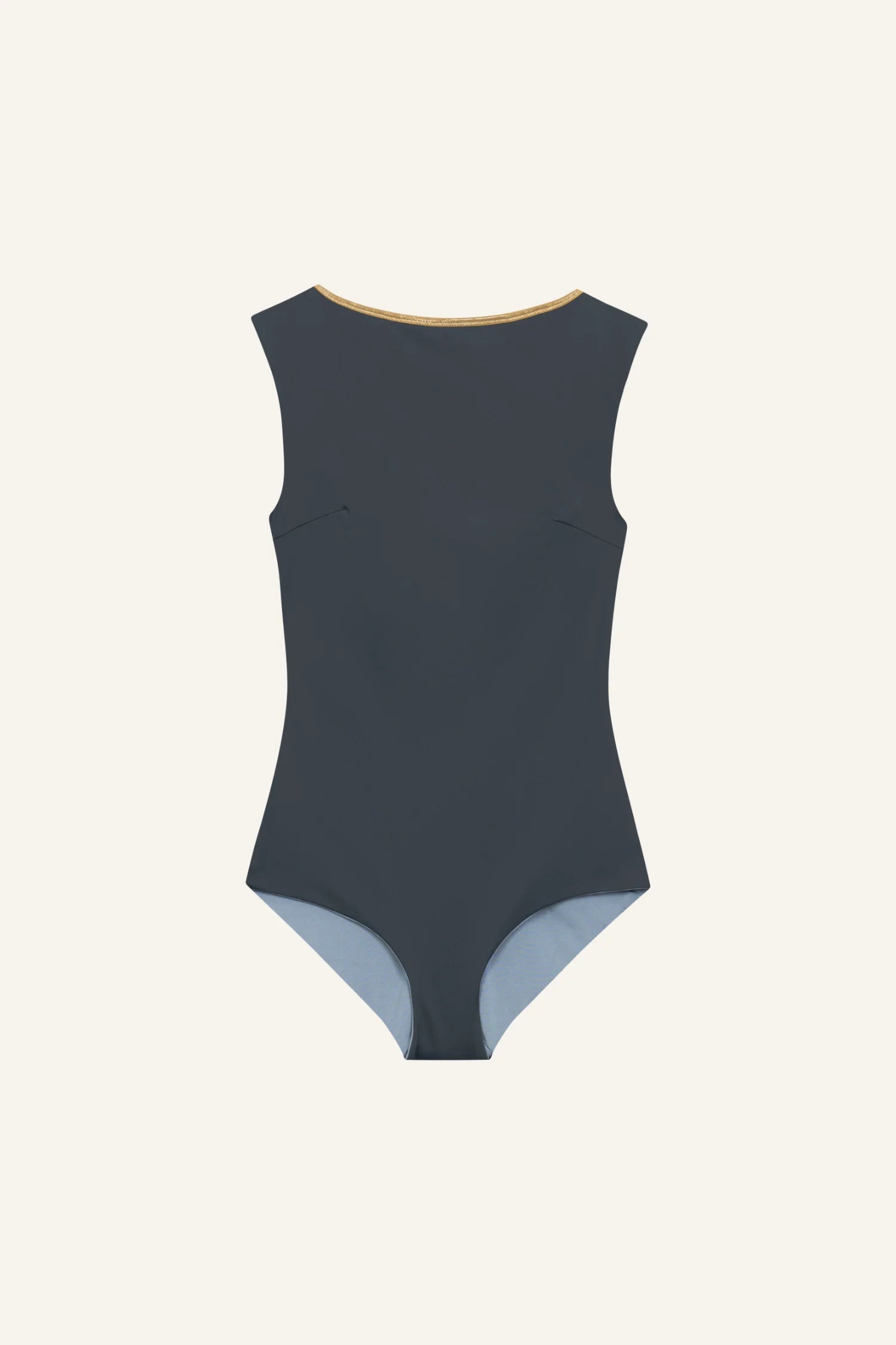 MYMARINI Badeanzug mit hohem Beinausschnitt und breiten Trägern in Dunkel- und Hellgrau, dekoriert mit einer goldenen Kette.#color_crystal-grey