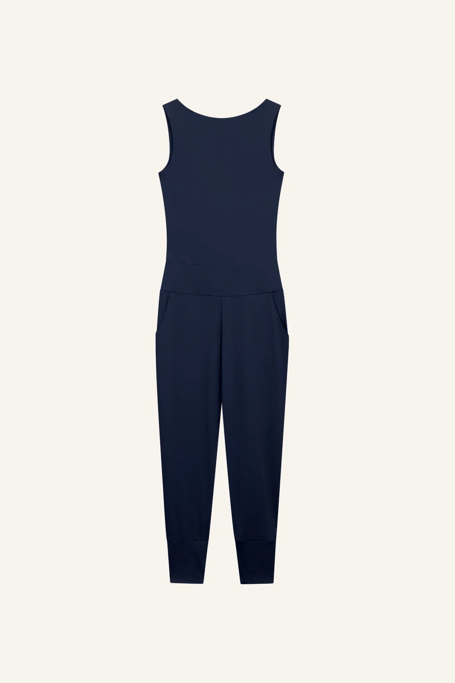 Dunkelblauer MYMARINI Jumpsuit mit breiten Trägern und Rundhalsausschnitt, vor hellem Hintergrund.#color_navy