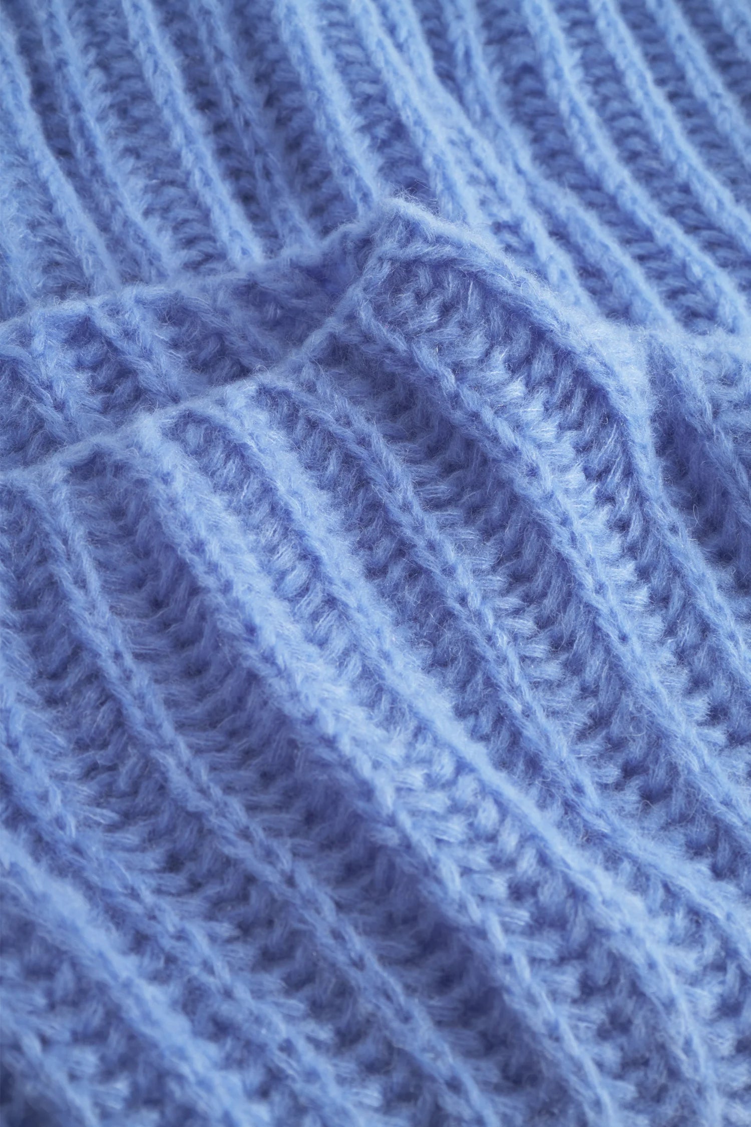 Strickstoff in Blau mit geripptem Muster, Nahaufnahme.#color_capri