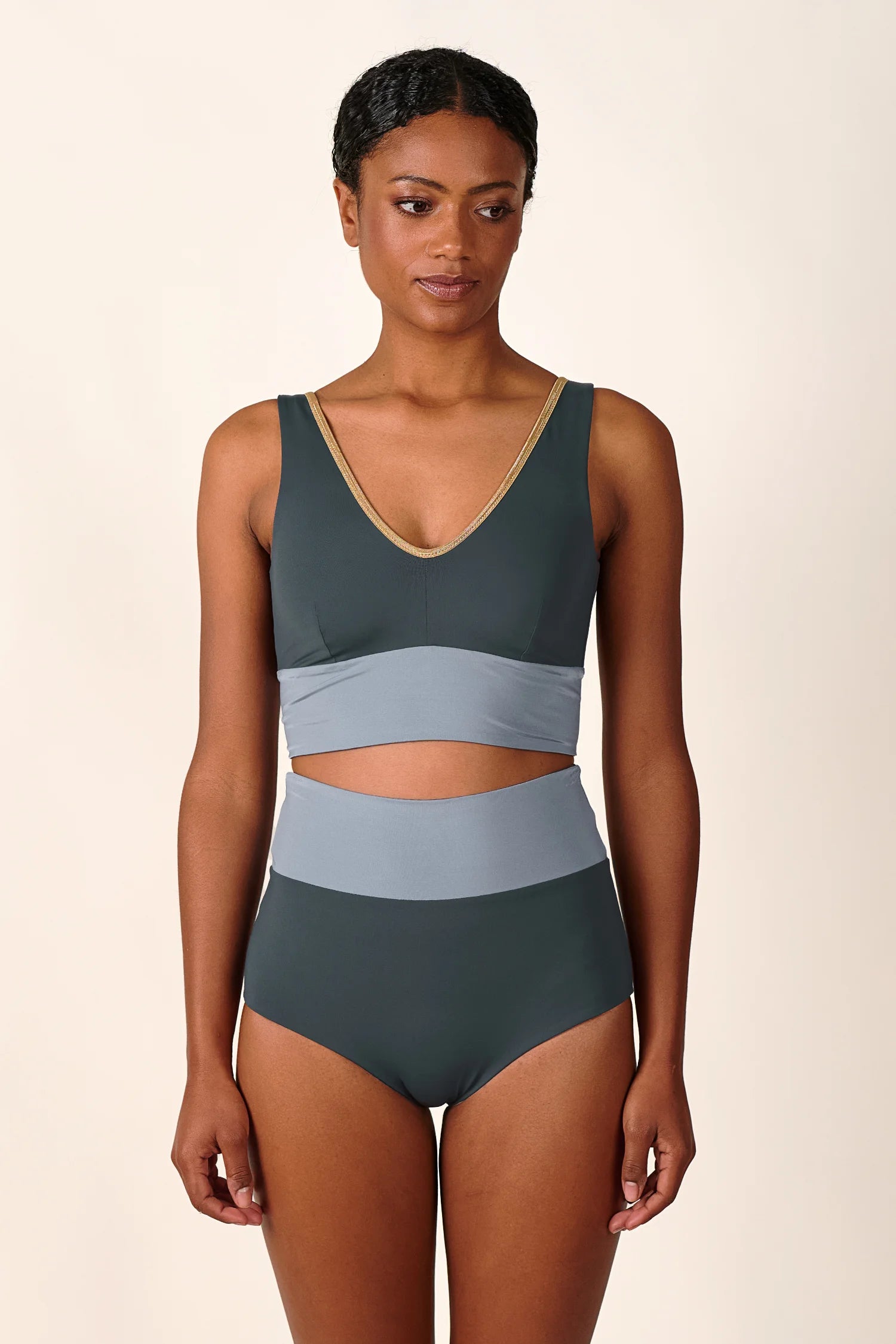 Frau trägt MYMARINI Bikini mit V-Ausschnitt und breiten Trägern in Dunkelgrau und Hellgrau.#color_crystal-grey