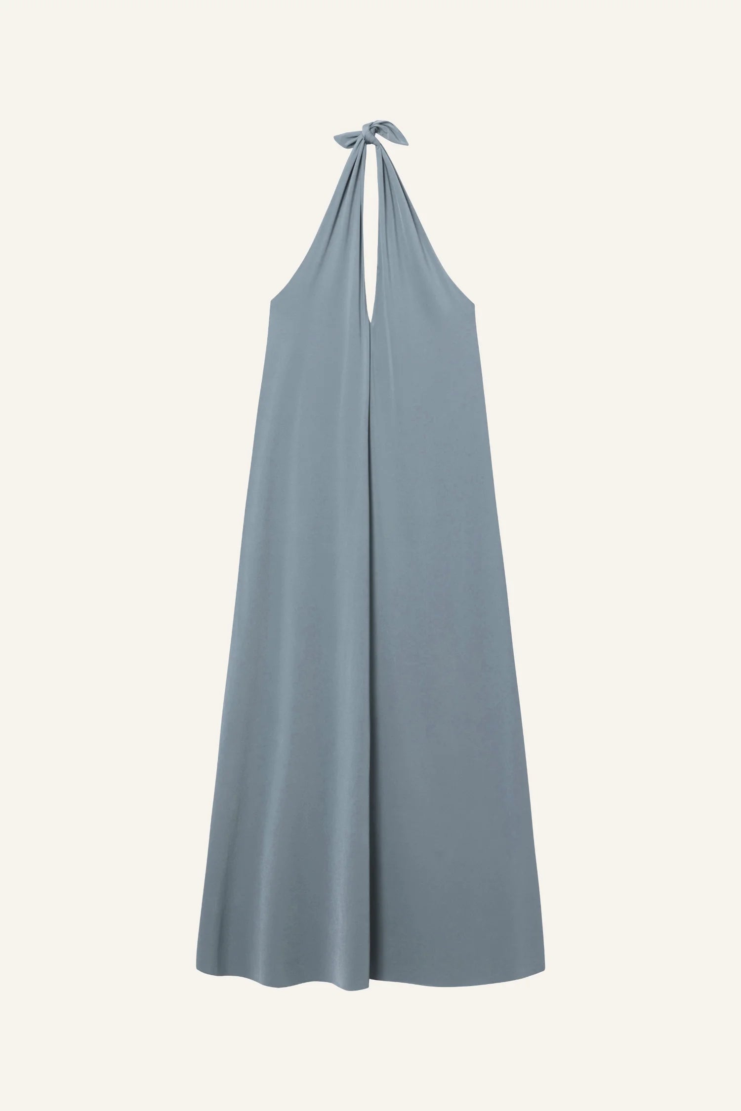 Langes blaues Neckholder-Kleid aus fließendem Stoff mit Schleife im Nacken, frontal fotografiert vor hellem Hintergrund.#color_crystal