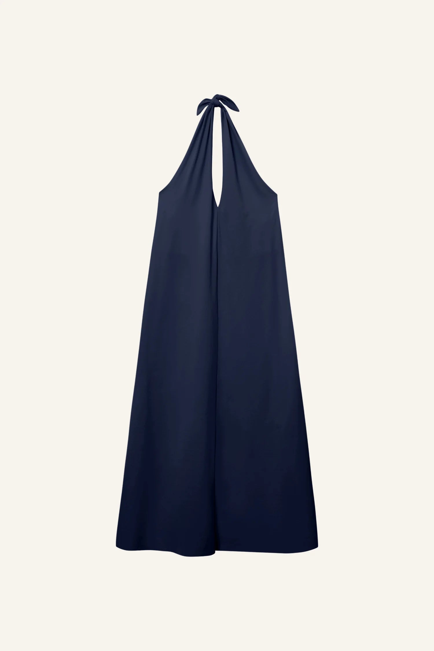 Ärmelloses, dunkelblaues MYMARINI-Kleid mit Neckholder-Schnitt vor hellem Hintergrund.#color_navy