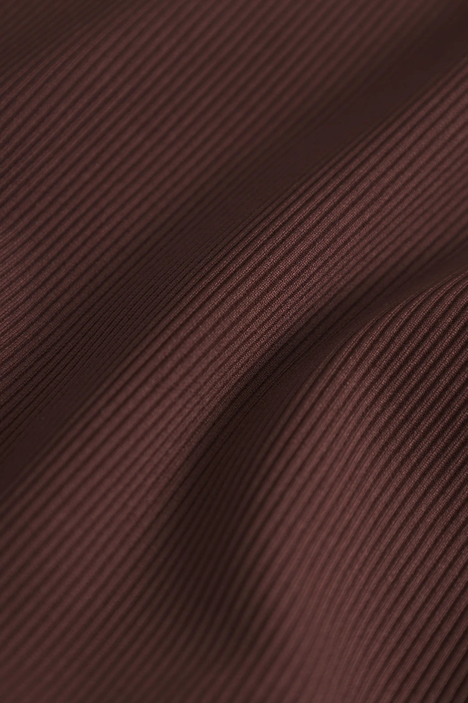 Strukturierter brauner Stoff mit feinen Rippen, Detailaufnahme.#color_chocolate