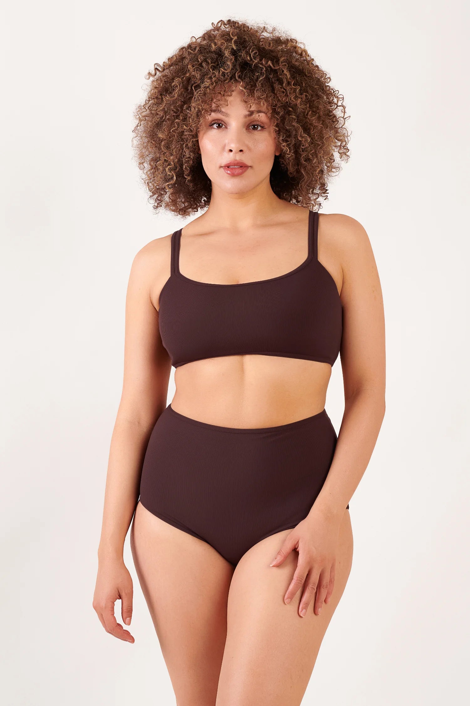 Bikinioberteil und hohe Bikinihose in Braun von MYMARINI, schlicht und komfortabel, ideal für den Strand.#color_chocolate