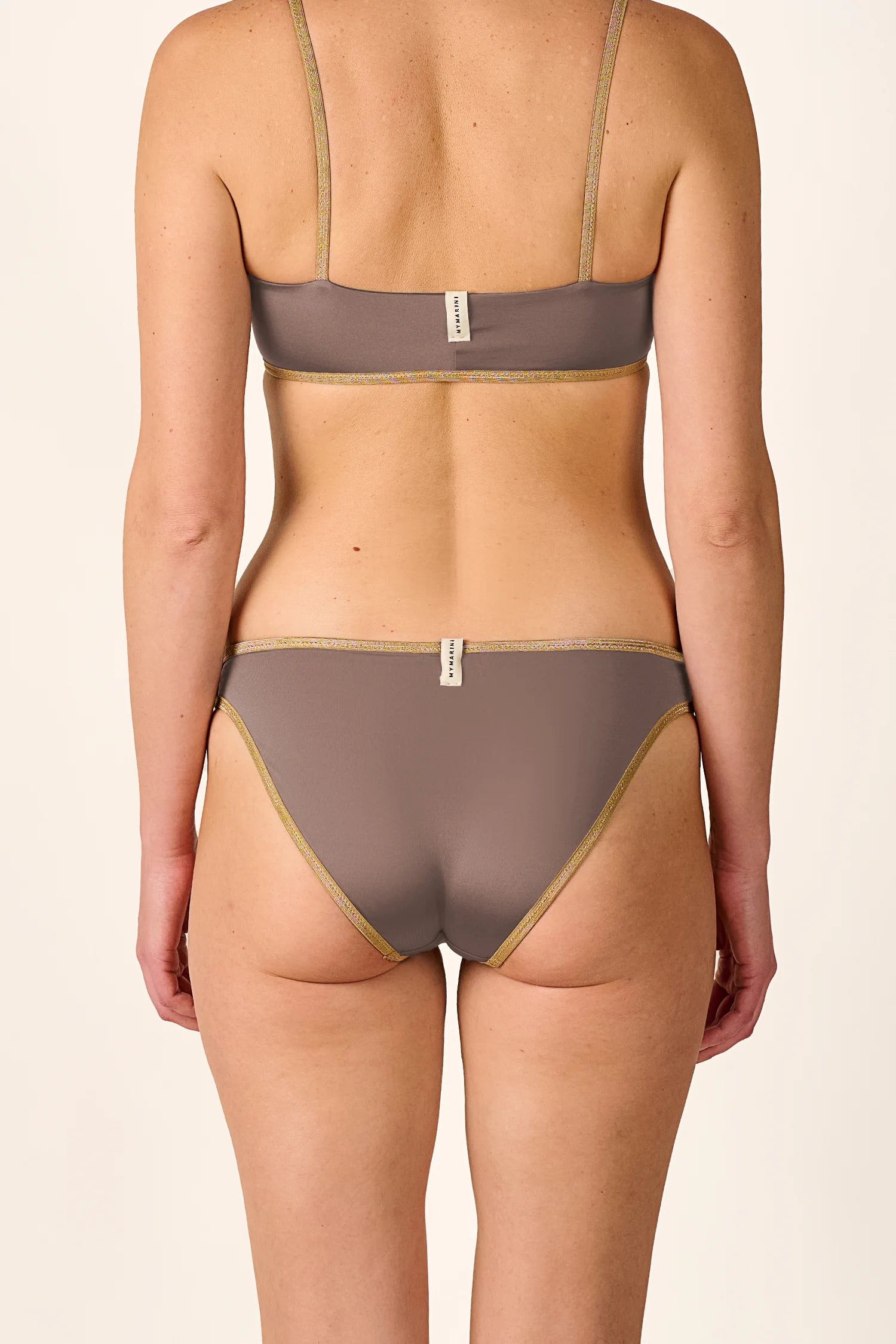 Bikinihose von MYMARINI in Braun mit schmalen, goldenen Details, hoch geschnitten und hinten sichtbar.#color_shimmer-brown