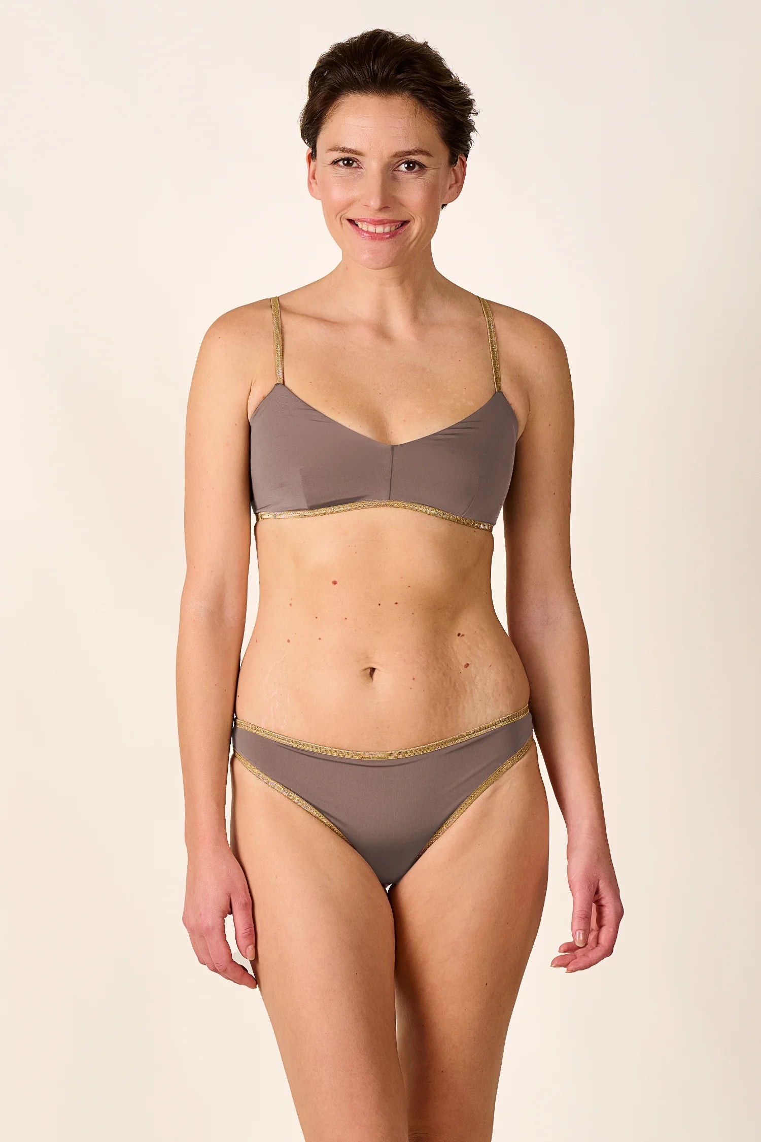 Bikinitop und Bikinihose von MYMARINI in Braun mit goldenen Akzenten, hochgeschlossen und schmalen Trägern.#color_shimmer-brown