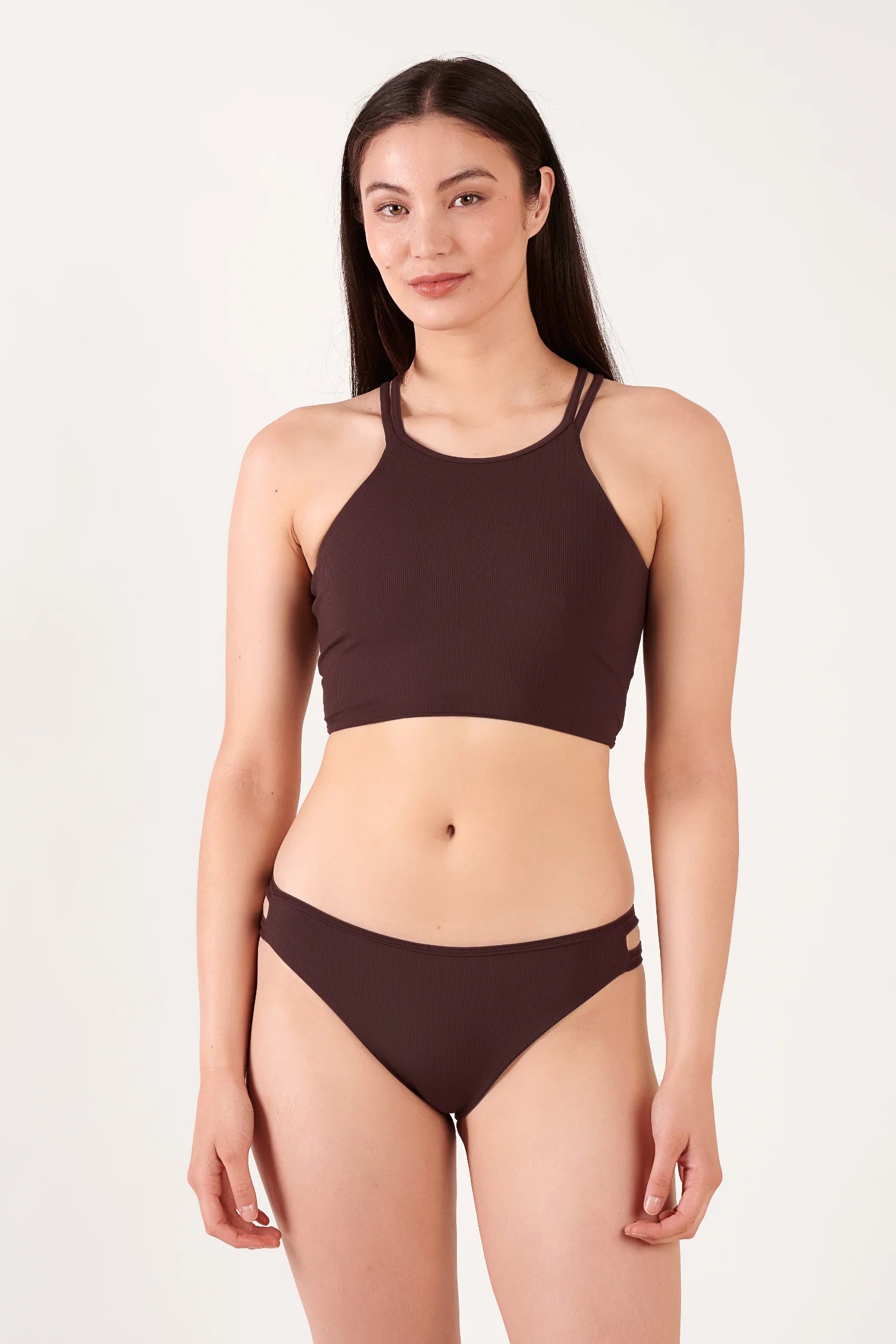 Braunes Bikinitop mit breiten Trägern und passender Bikinihose von MYMARINI, präsentiert in einem neutralen Hintergrund.#color_chocolate