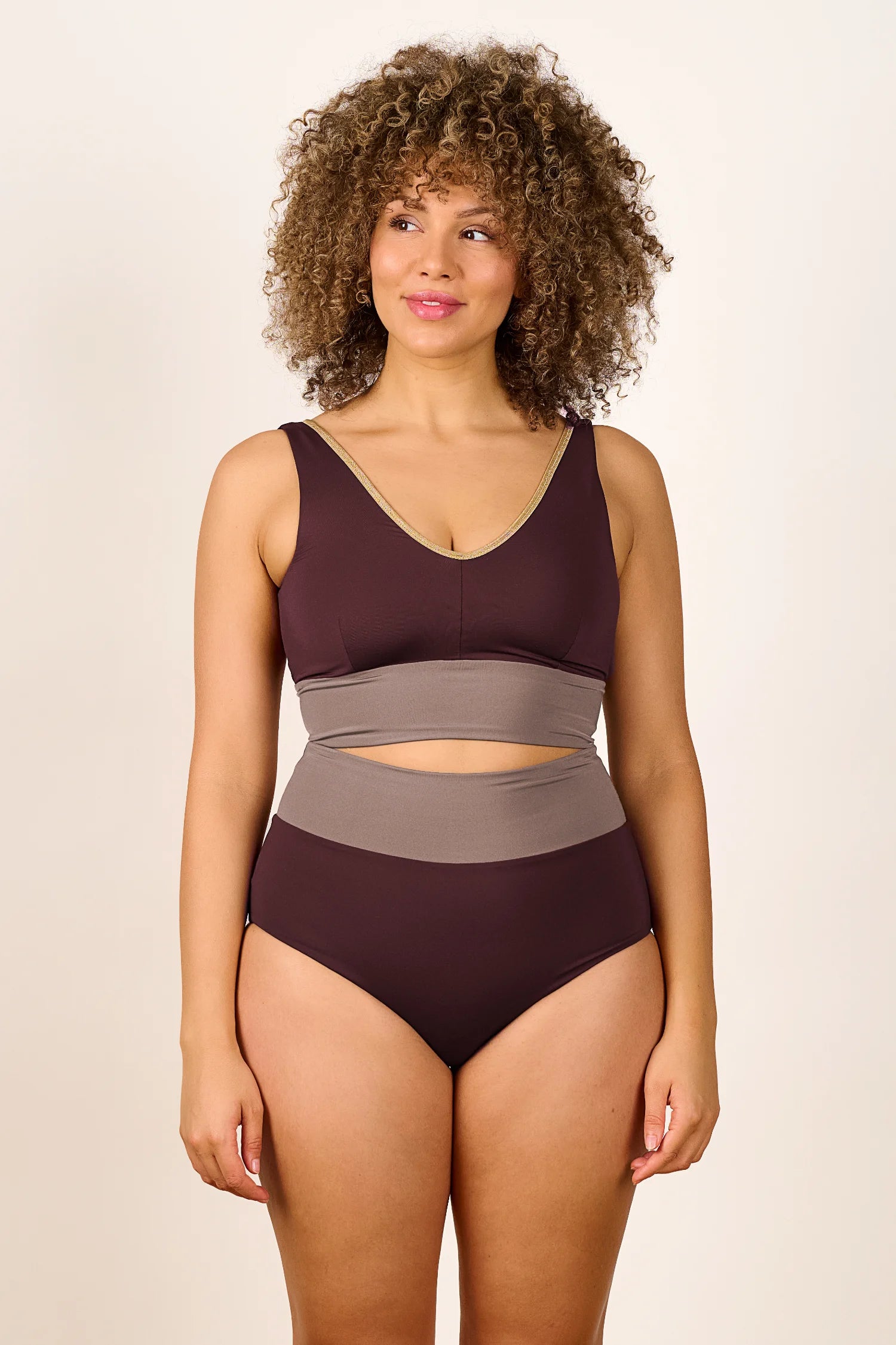 Frau trägt MYMARINI Bikini mit V-Ausschnitt und breiten Trägern in Braun und Beige.#color_shimmer-brown