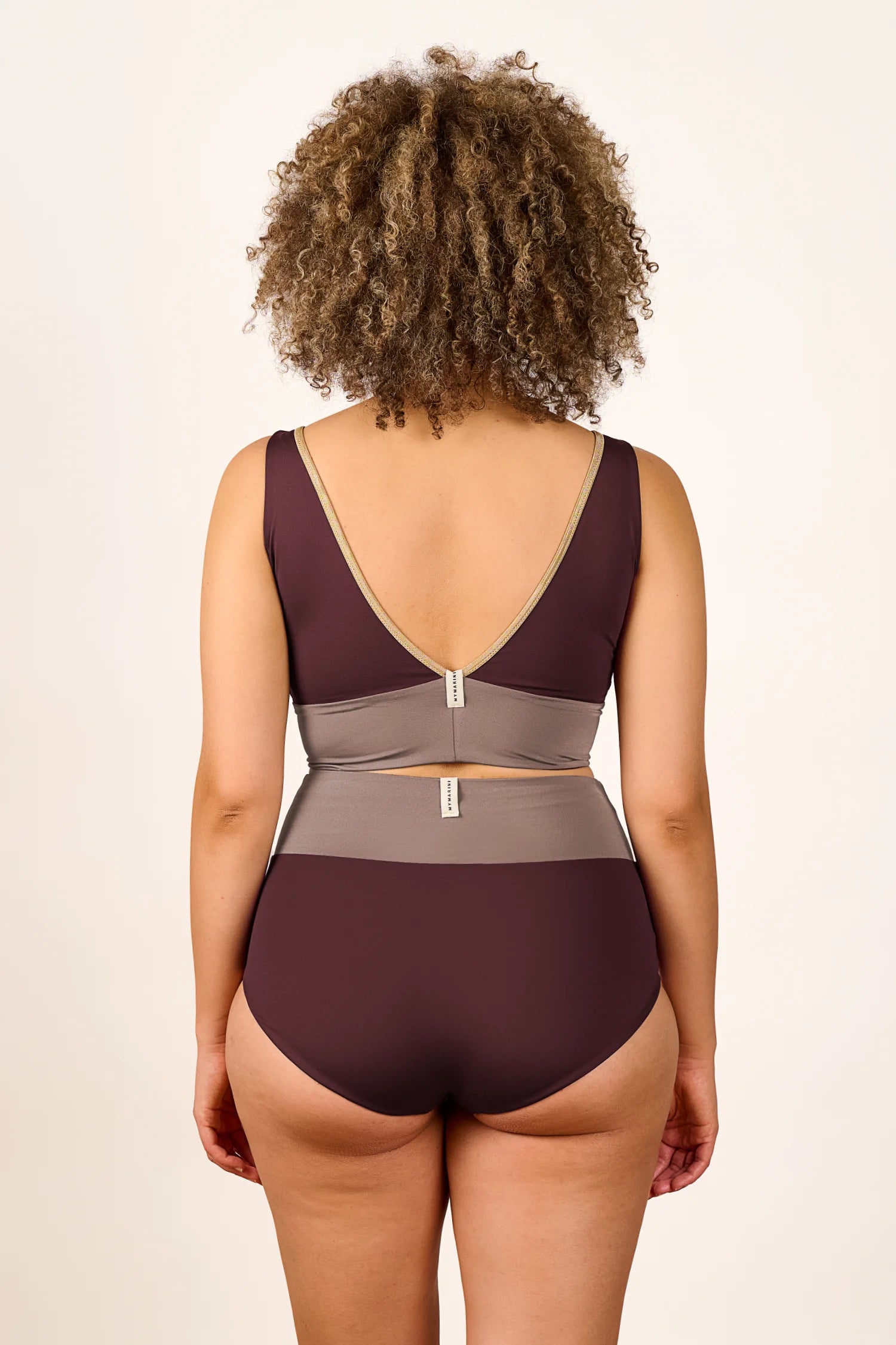 Bikinioberteil und -hose von MYMARINI in dunklem Braun mit V-Ausschnitt und hohem Beinausschnitt, von hinten sichtbar.#color_shimmer-brown