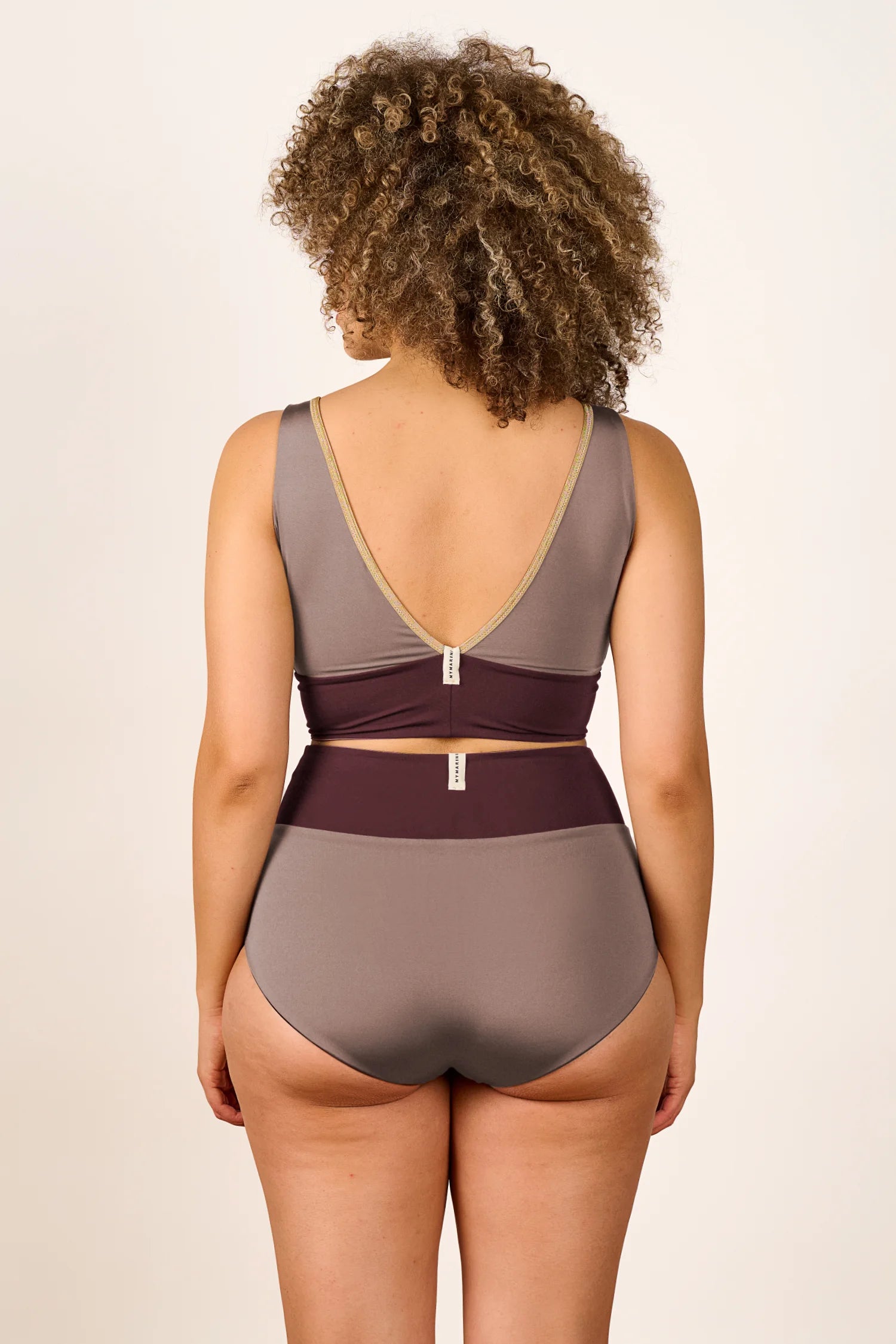 Bikinioberteil und -hose von MYMARINI in Braun- und Grautönen, hochgeschlossen mit V-Ausschnitt und breiten Trägern.#color_shimmer-brown
