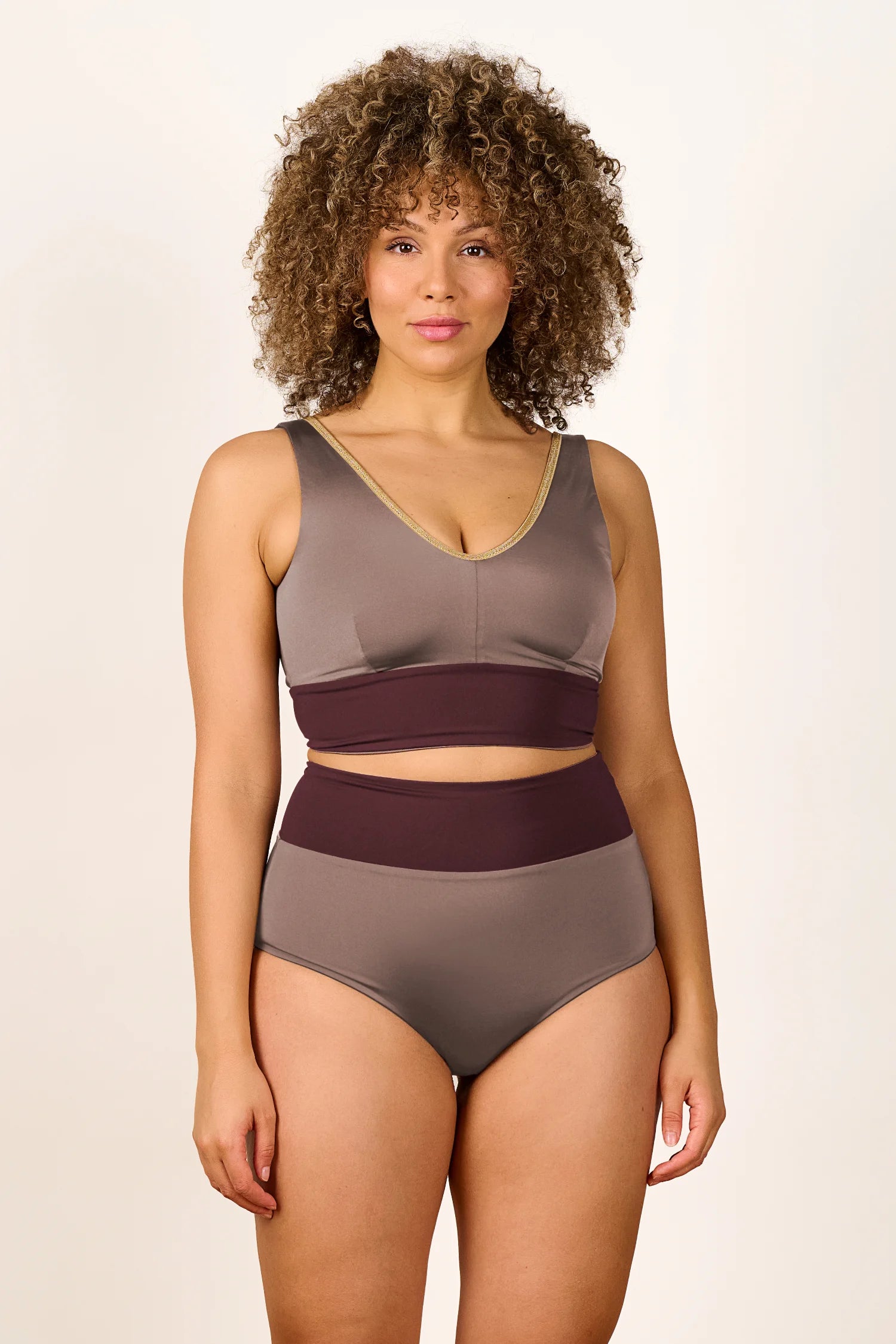 Bikinioberteil und hohe Bikinihose von MYMARINI in Braun- und Violetttönen, mit V-Ausschnitt und hohem Beinausschnitt.#color_shimmer-brown