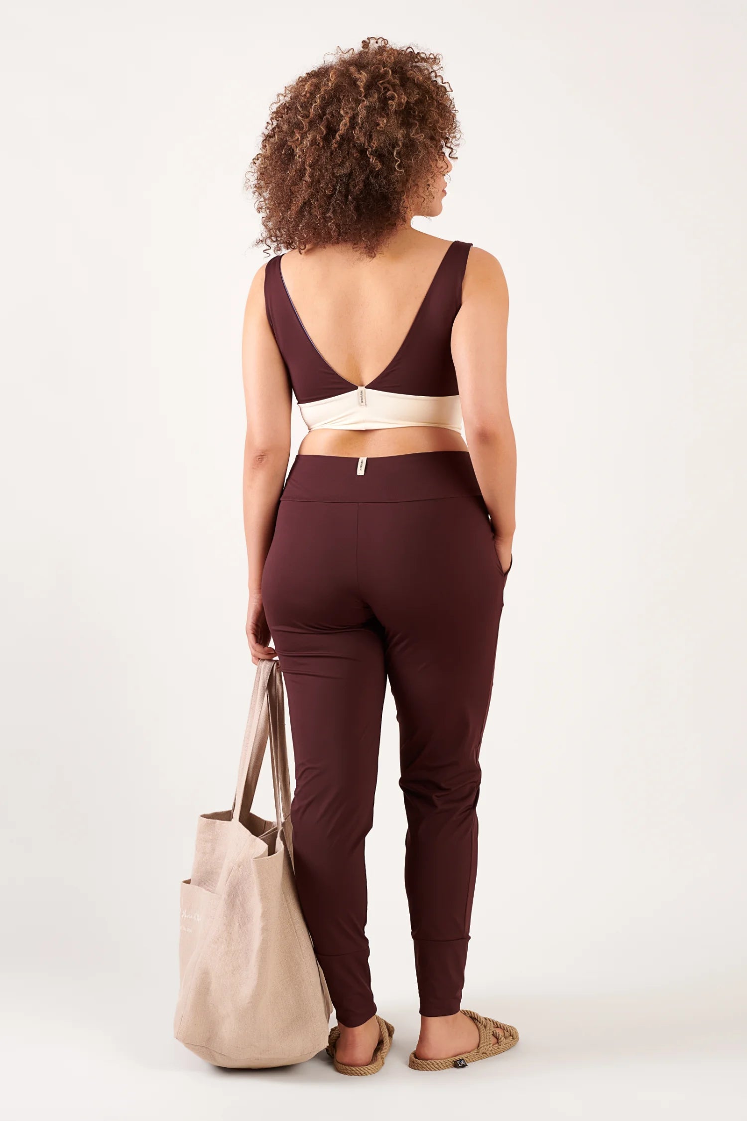 MYMARINI Top und Hose in Burgunderrot; Rücken-V-Ausschnitt des Tops, cremefarbener Bund, passende Hose, Tragetasche im Bild.#color_chocolate