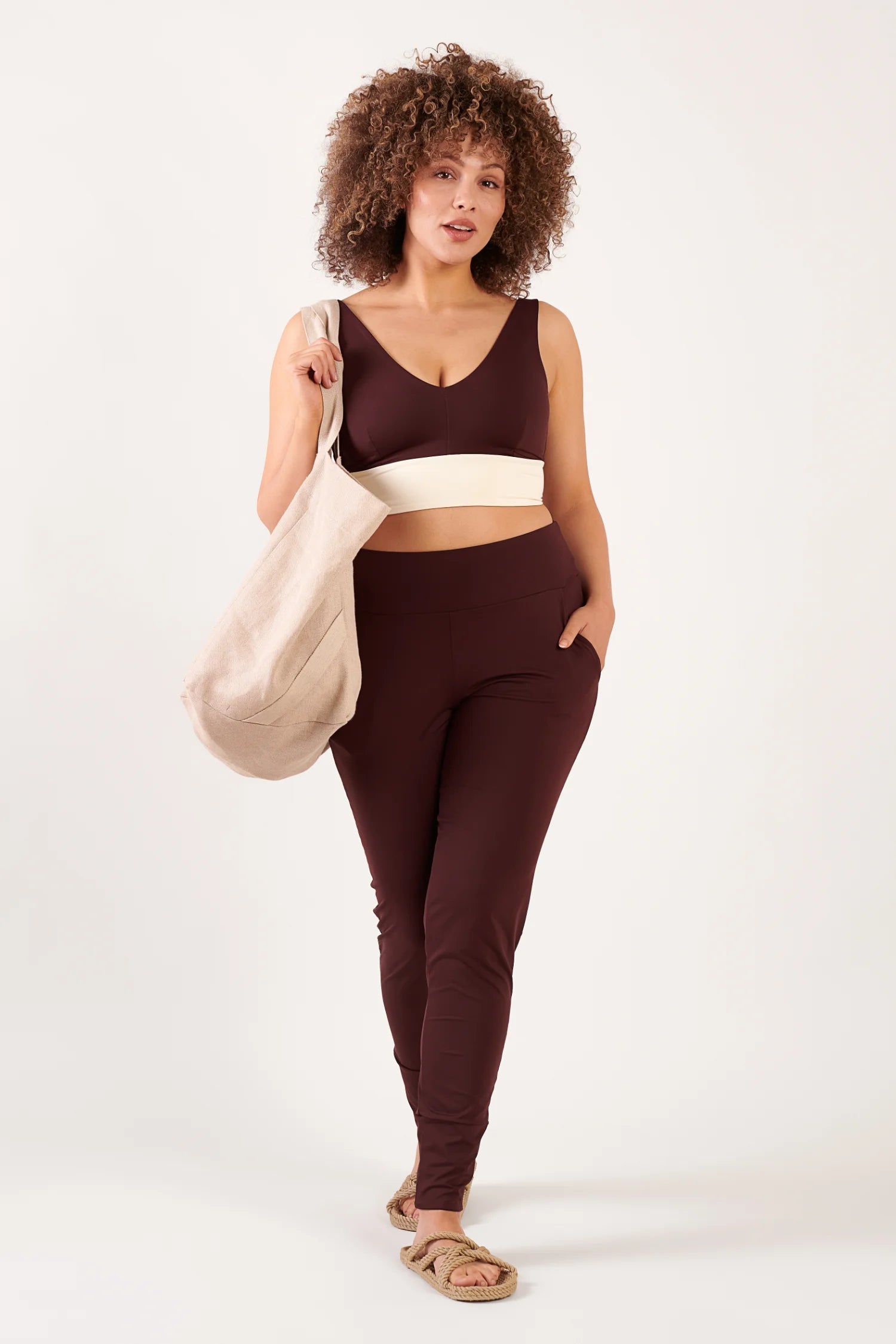 MYMARINI Top und Hose in Dunkelbraun, V-Ausschnitt, breite Träger, hoher Bund; beige Tote als Begleiter.#color_chocolate