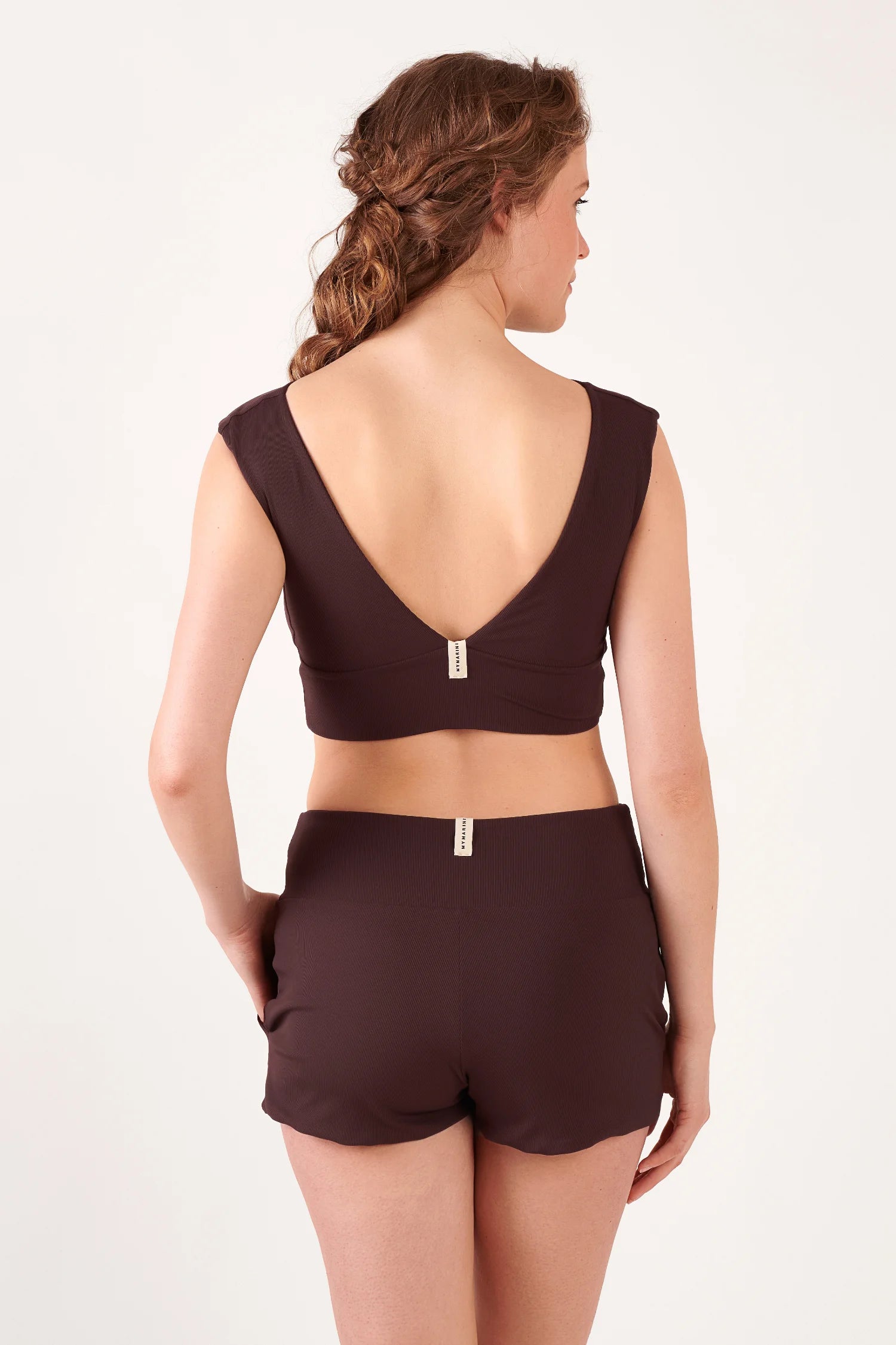 Braunes Bikinitop mit tiefem Rückenausschnitt und passende Shorts von MYMARINI, elegant und funktional.#color_chocolate