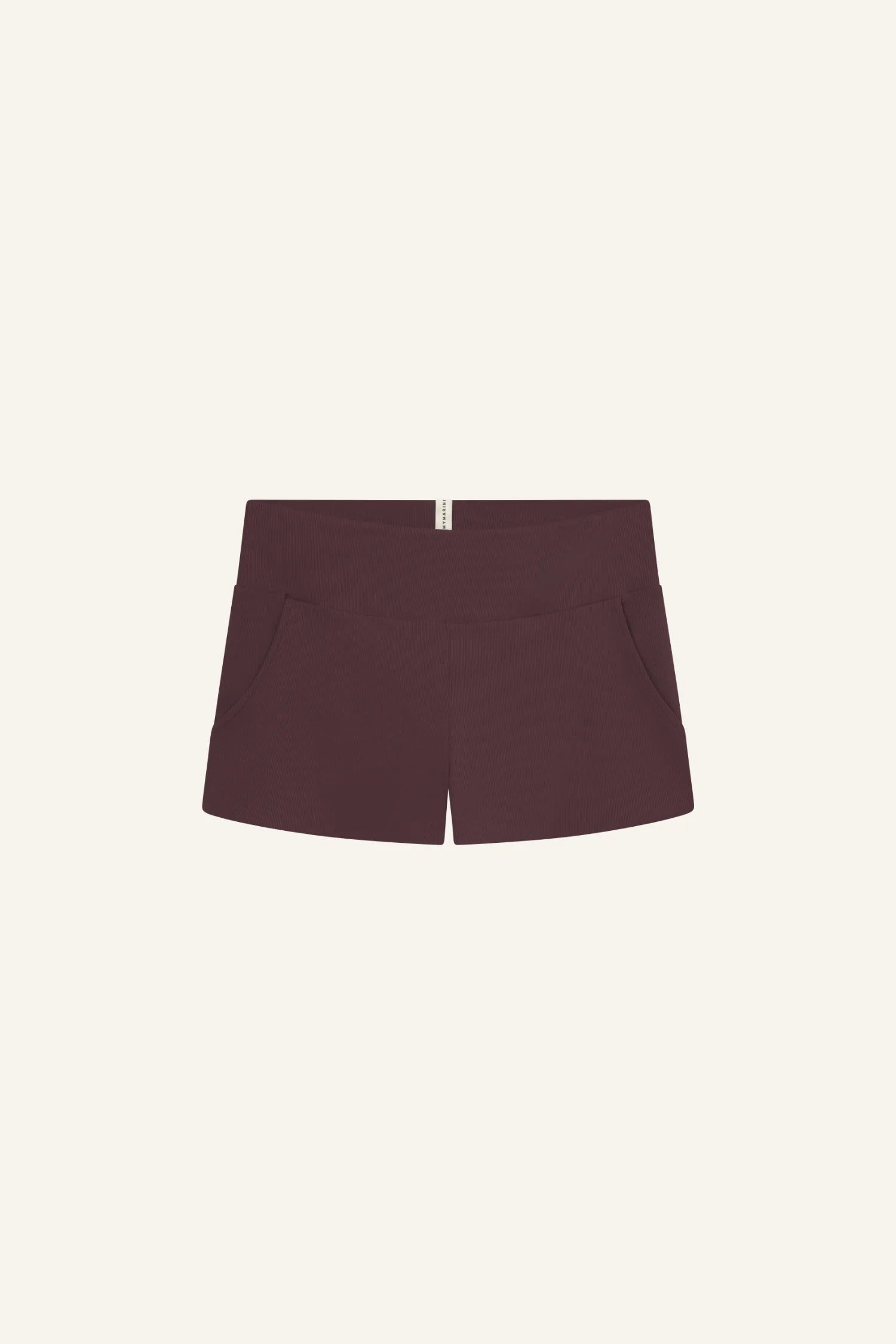 Kurze braune MYMARINI-Shorts mit elastischem Bund und Seitentaschen, vor hellem Hintergrund.#color_chocolate