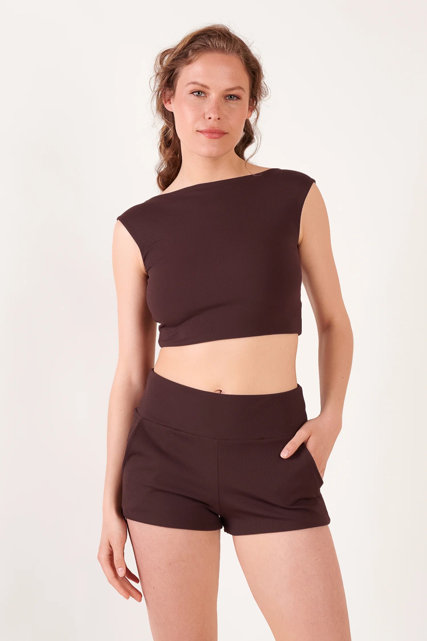 Braunes Bikinitop mit breiten Trägern und dazu passenden Shorts von MYMARINI, lässig und bequem für den Strand.#color_chocolate