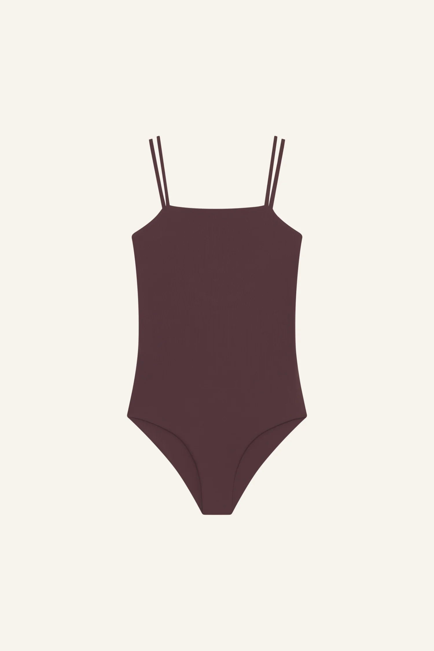 Brauner MYMARINI Badeanzug mit Spaghettiträgern und hohem Beinausschnitt vor hellem Hintergrund.#color_chocolate