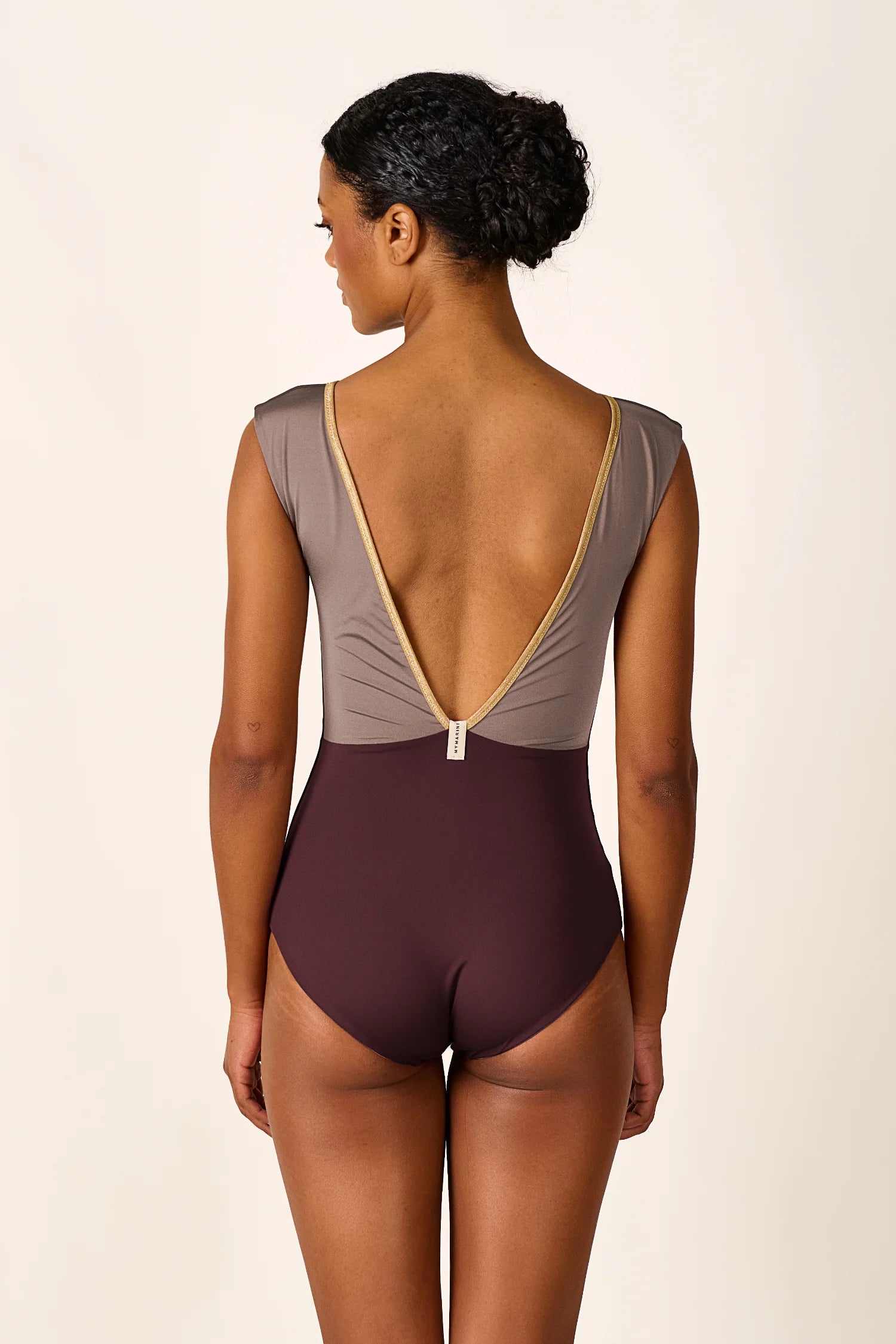 Rückansicht eines MYMARINI Badeanzugs mit tiefem Rückenausschnitt und breiten Trägern in Braun- und Beigetönen.#color_shimmer-brown