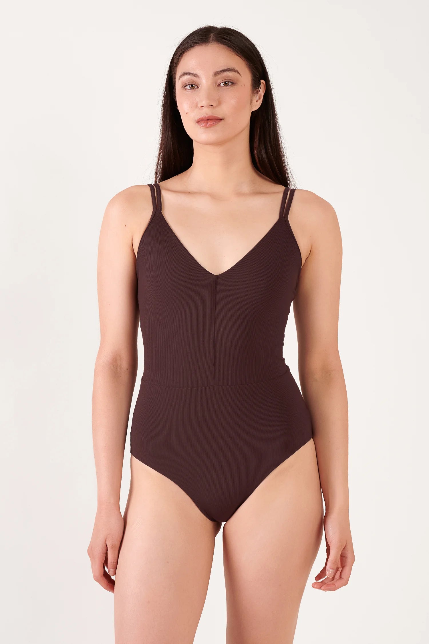 Brauner Badeanzug von MYMARINI mit V-Ausschnitt und schmalen Trägern, hoch geschnitten für einen eleganten Look.#color_chocolate