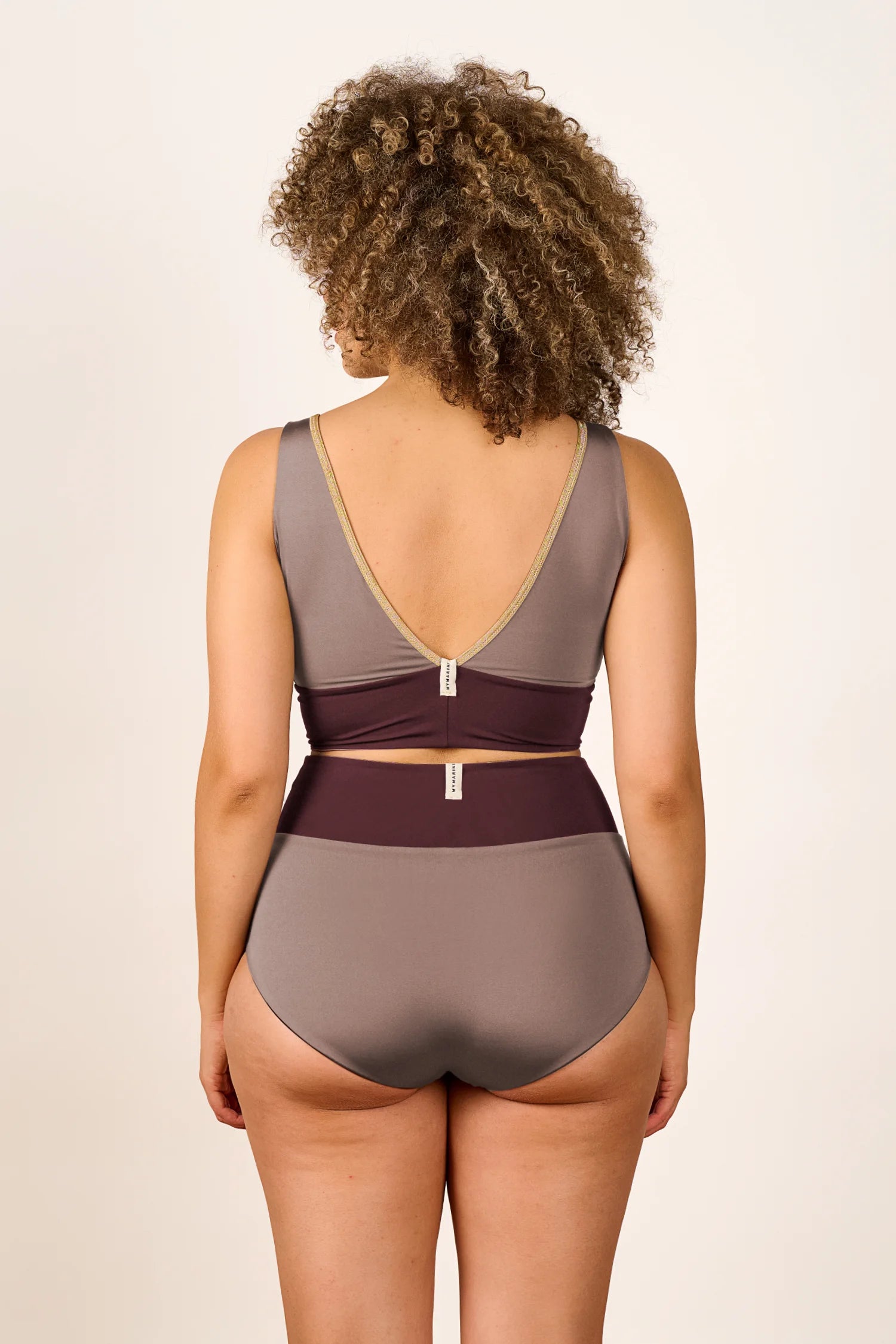 Rückansicht eines MYMARINI Bikinis mit V-Ausschnitt und hoher Taille in Braun- und Beigetönen.#color_shimmer-brown
