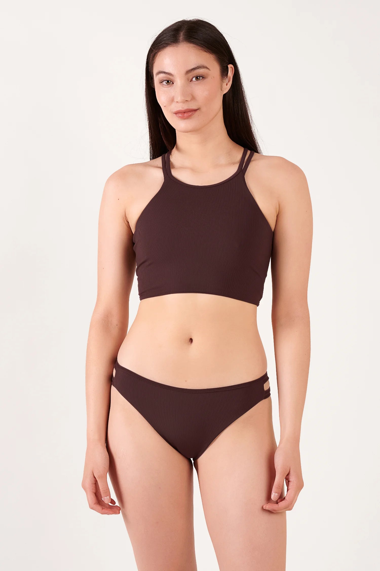 Bikinitop und Bikinihose von MYMARINI in Braun, hochgeschlossen mit schmalen Trägern, präsentiert von einer Person.#color_chocolate