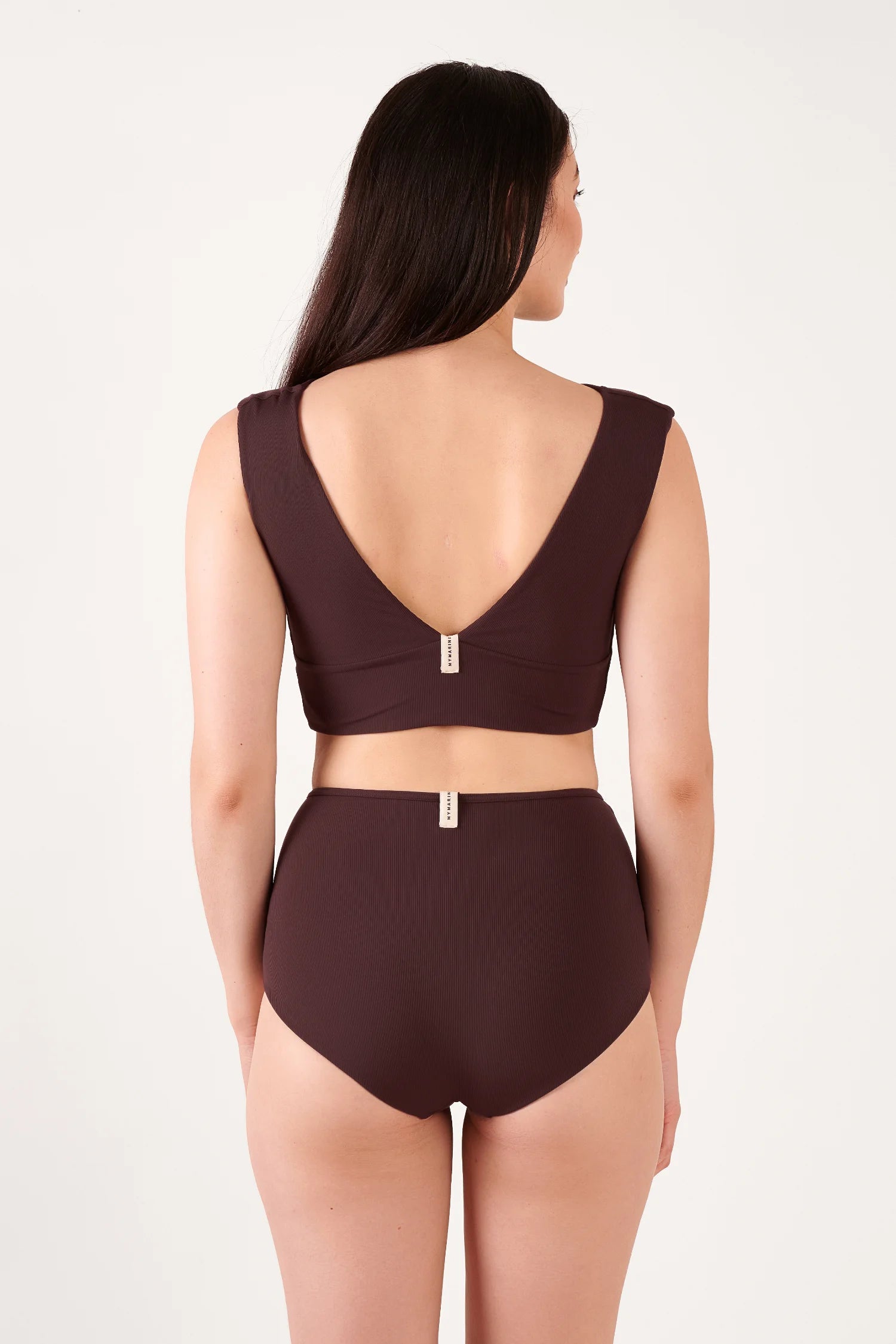 Bikini-Top und -Hose von MYMARINI in Braun, hochgeschlossen mit V-Ausschnitt und hohem Beinausschnitt, von hinten sichtbar.#color_chocolate
