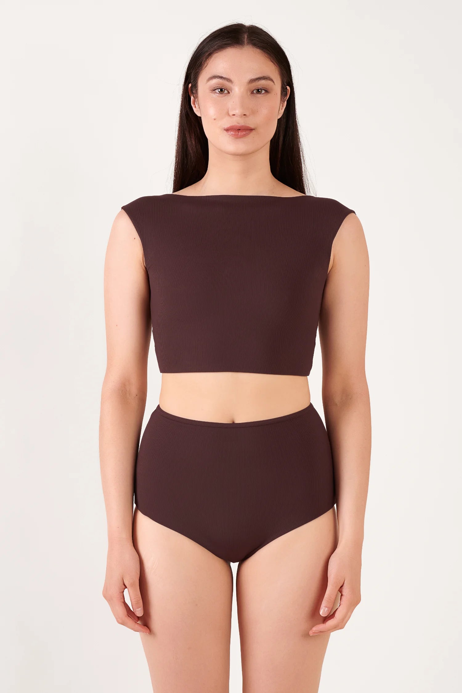 Bikinioberteil und hohe Bikinihose in Braun von MYMARINI, hochgeschlossen mit breiten Trägern, elegant und schlicht.#color_chocolate