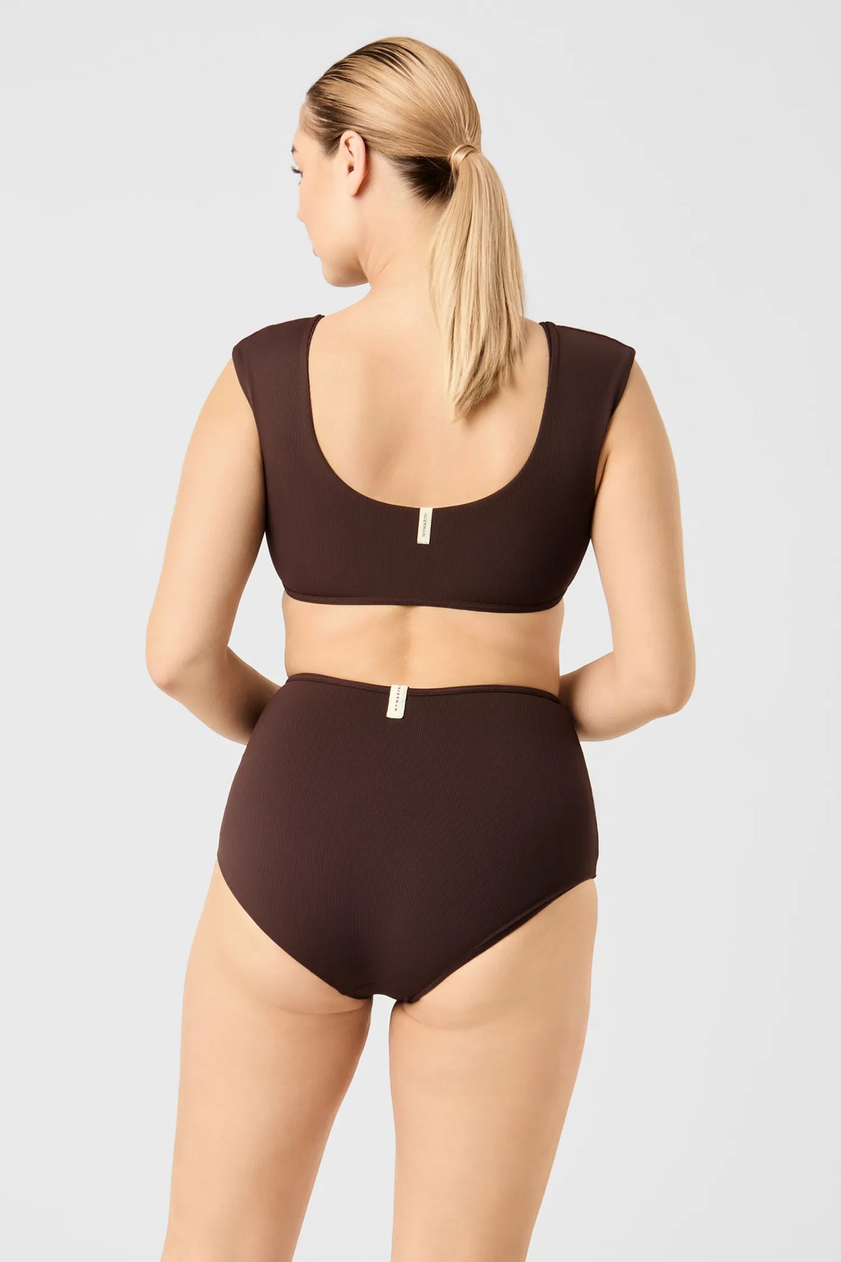 Back view of a woman in the MYMARINI SHOULDER TOP bikini top in chocolate with a low back#color_chocolate-ribbed