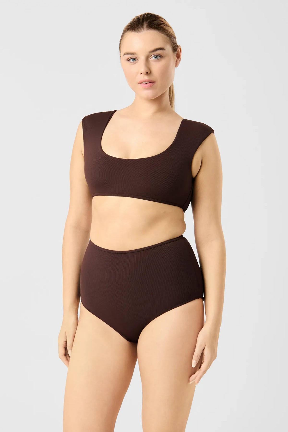 Woman in the MYMARINI SHOULDER TOP bikini top in chocolate with a high waist bikini bottom, front view#color_chocolate-ribbed