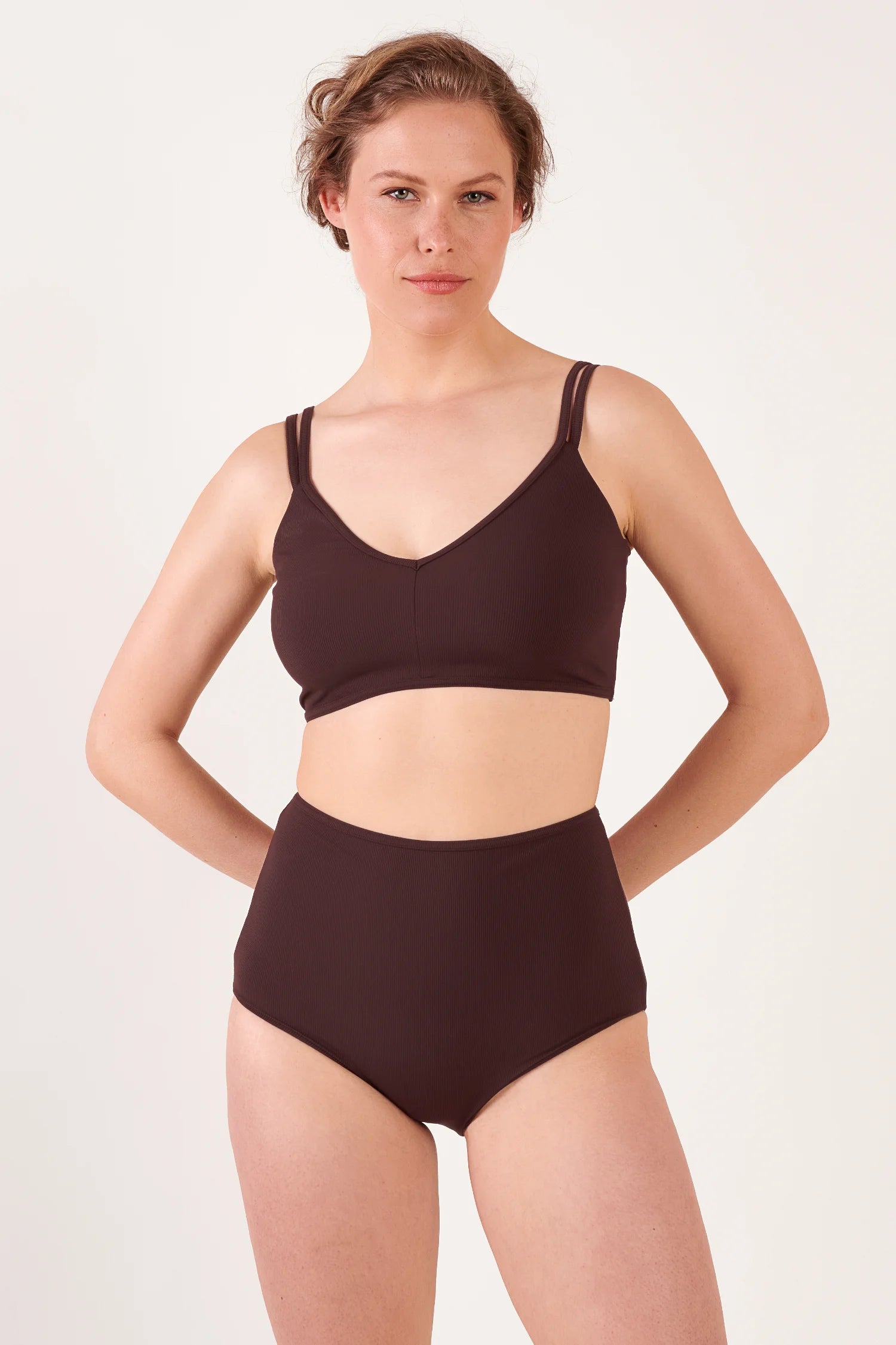 Bikinitop und hohe Bikinihose in Dunkelbraun von MYMARINI, mit V-Ausschnitt und hohem Beinausschnitt.#color_chocolate