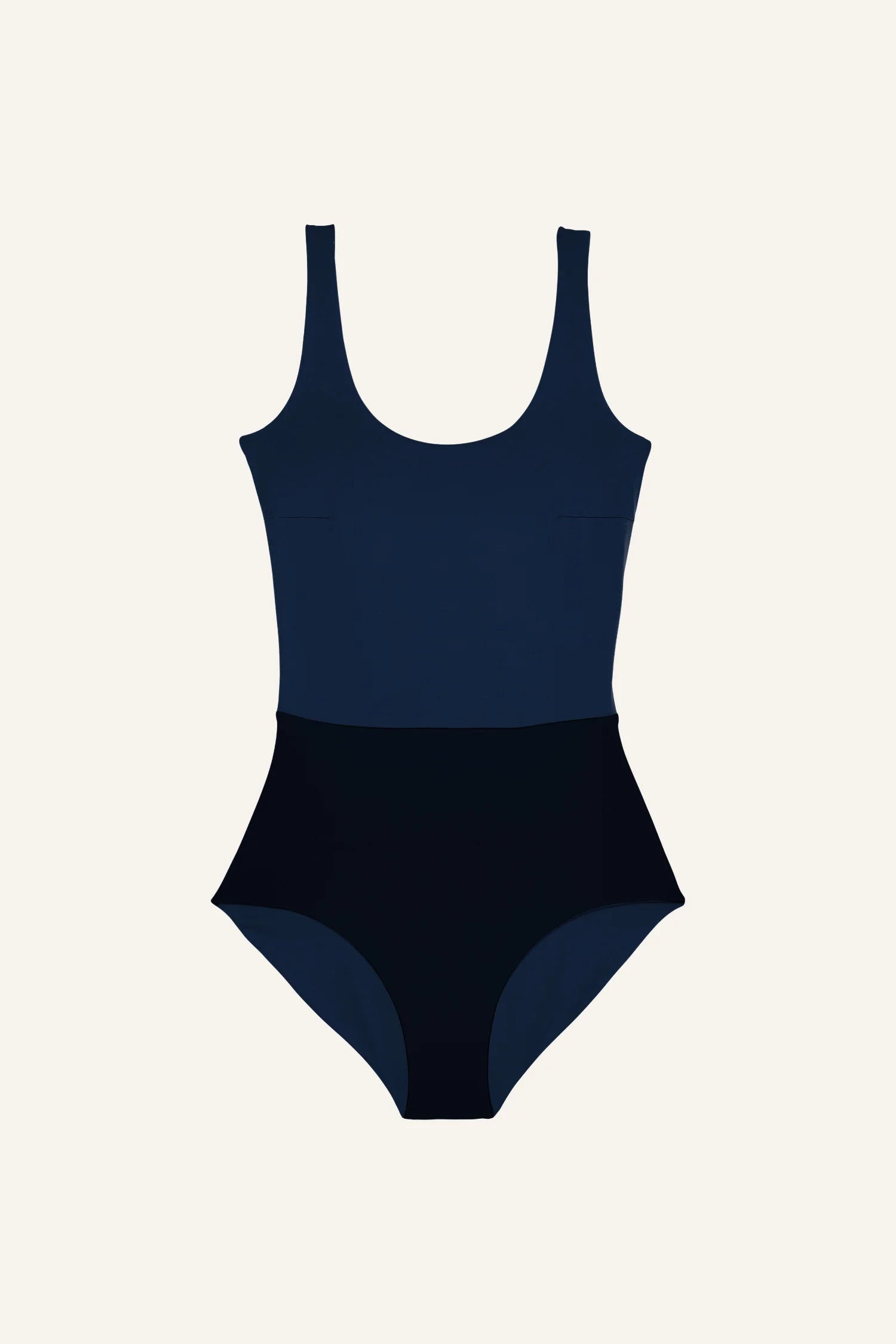 Dunkelblauer MYMARINI Badeanzug mit breiten Trägern und hohem Beinausschnitt vor hellem Hintergrund.#color_black-navy