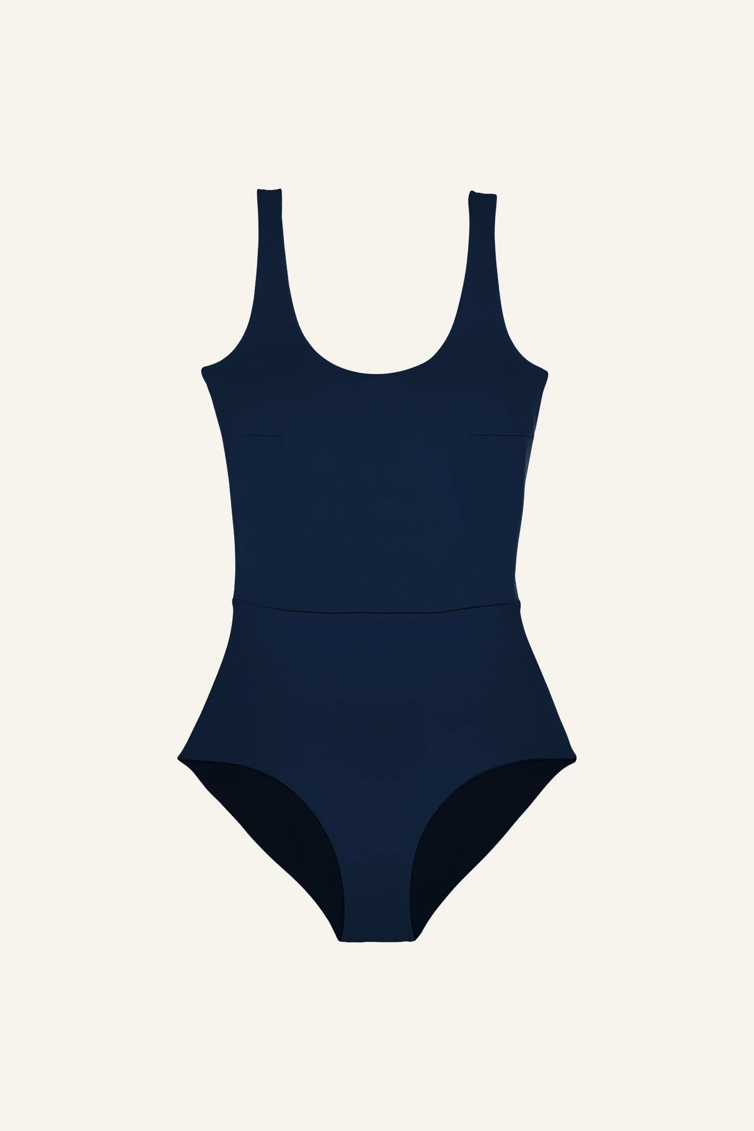 Dunkelblauer MYMARINI Badeanzug mit breiten Trägern und hohem Beinausschnitt vor hellem Hintergrund.#color_black-navy