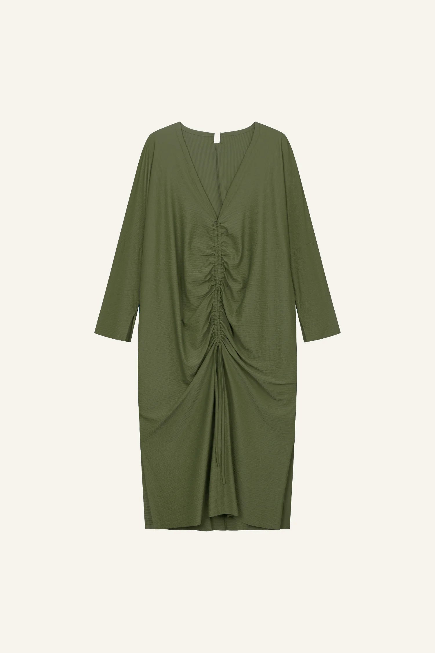 Olivgrünes MYMARINI-Kleid mit V-Ausschnitt und langen Ärmeln, mittig gerafft.#color_seaweed