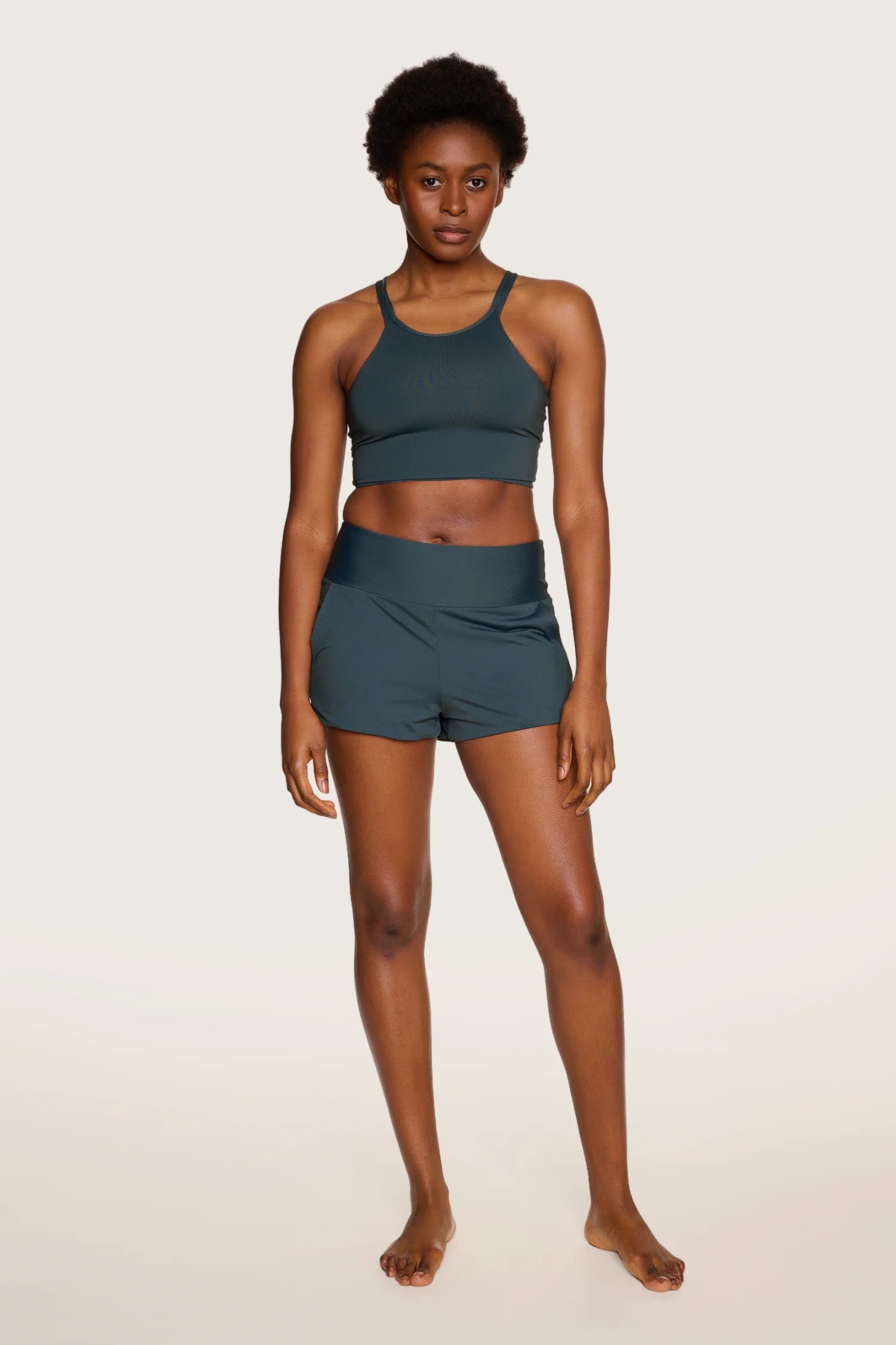 Lächelnde Person in MYMARINI Bikinitop mit breiten Trägern und Shorts.#color_grey