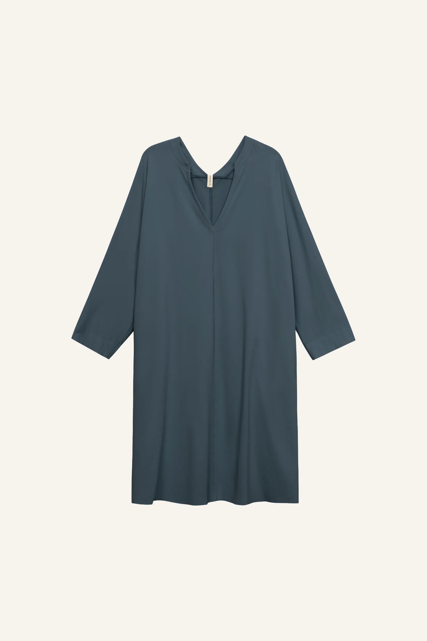 Dunkelblaues MYMARINI-Kleid mit V-Ausschnitt und Dreiviertelärmeln vor hellem Hintergrund.#color_grey