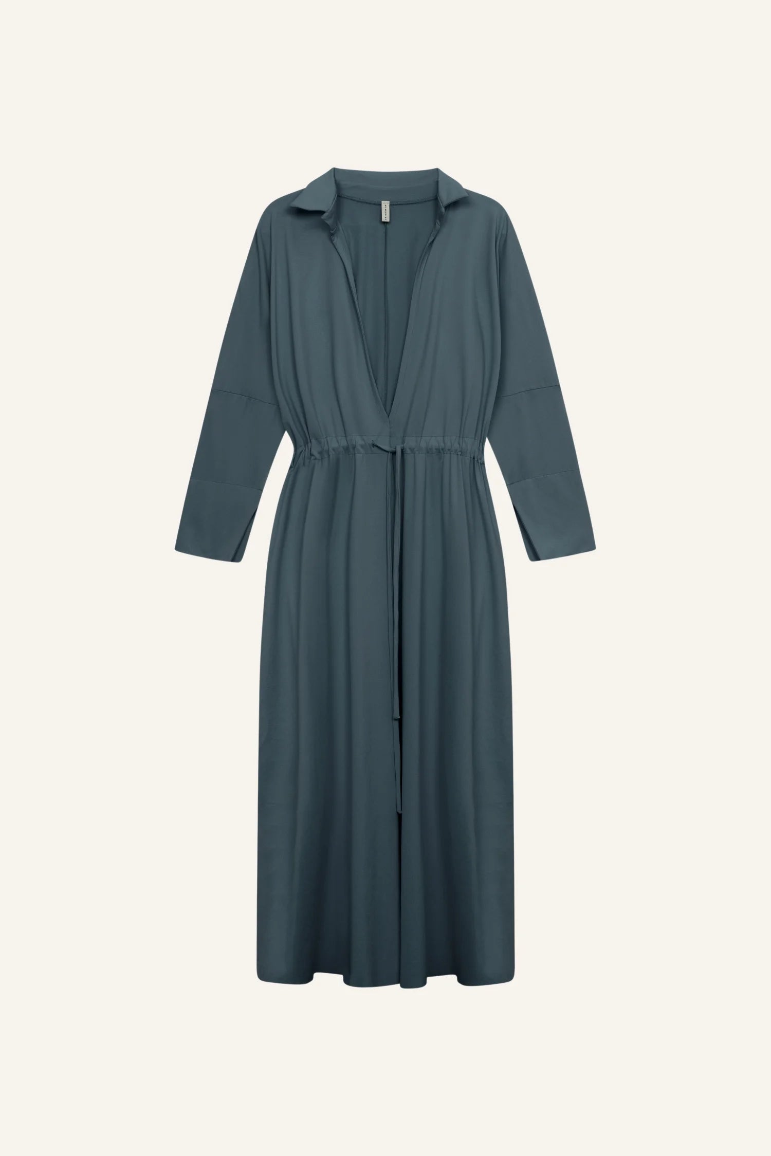 Langes, dunkelblaues Kleid von MYMARINI mit V-Ausschnitt und langen Ärmeln.#color_grey